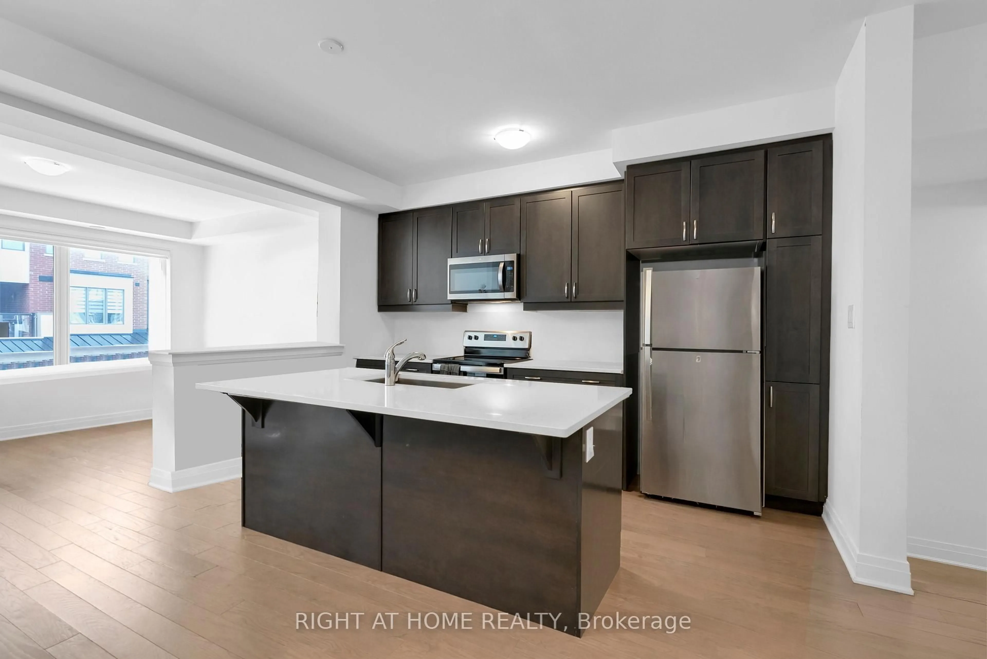 Standard kitchen, unknown for 5125 Vetere St, Mississauga Ontario L5M 2S8