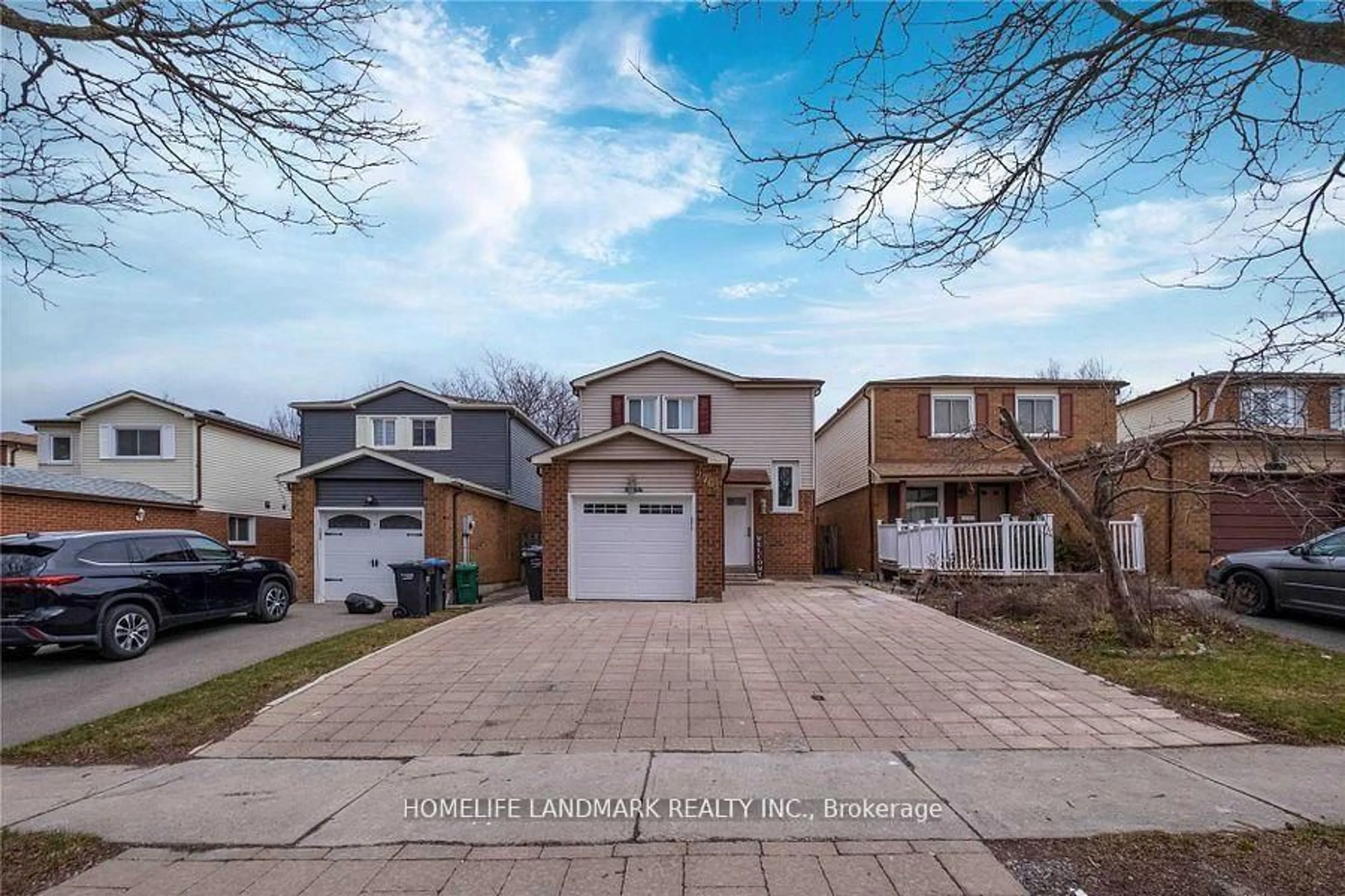 A pic from outside/outdoor area/front of a property/back of a property/a pic from drone, street for 2746 Willowmore Way, Mississauga Ontario L5N 3N9