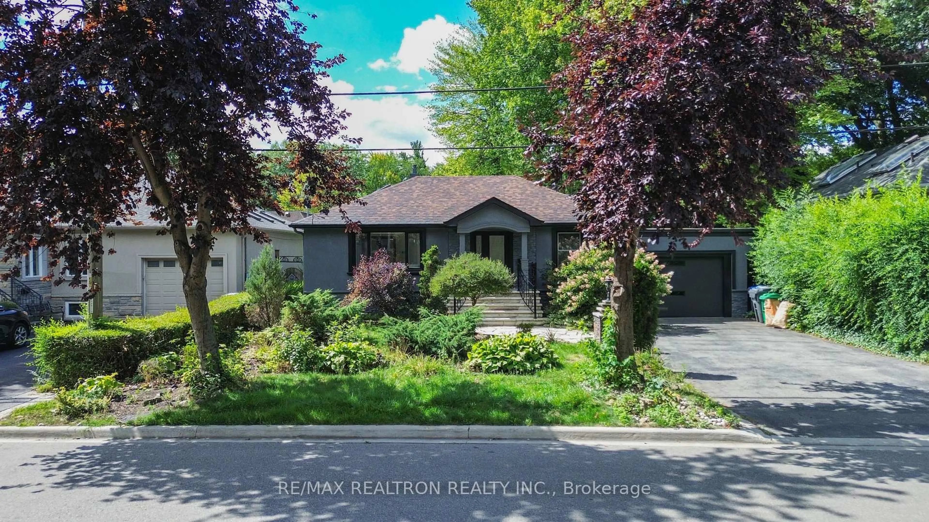 A pic from outside/outdoor area/front of a property/back of a property/a pic from drone, street for 1480 Kenmuir Ave, Mississauga Ontario L5G 4B5