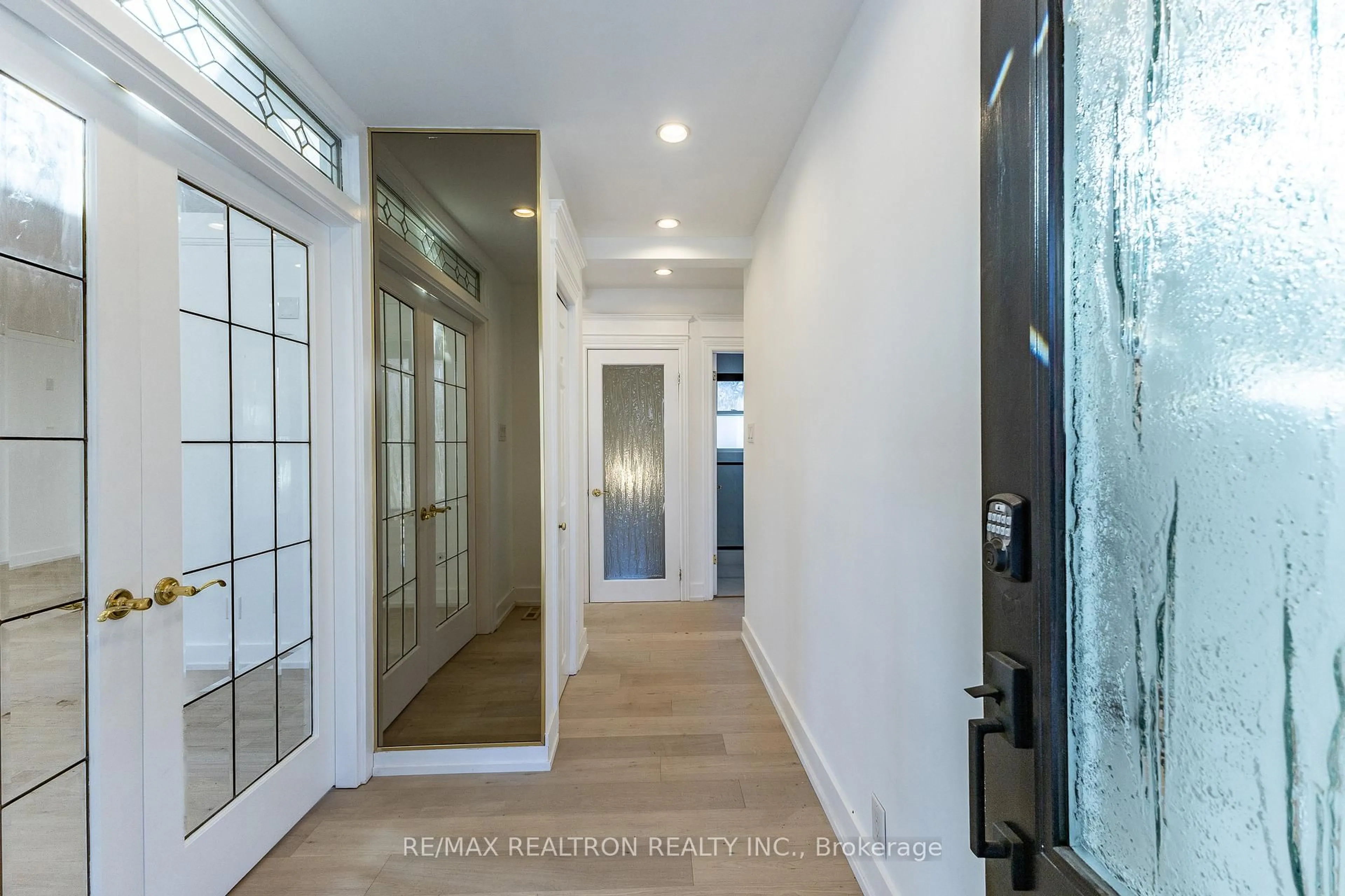 Indoor entryway for 1480 Kenmuir Ave, Mississauga Ontario L5G 4B5