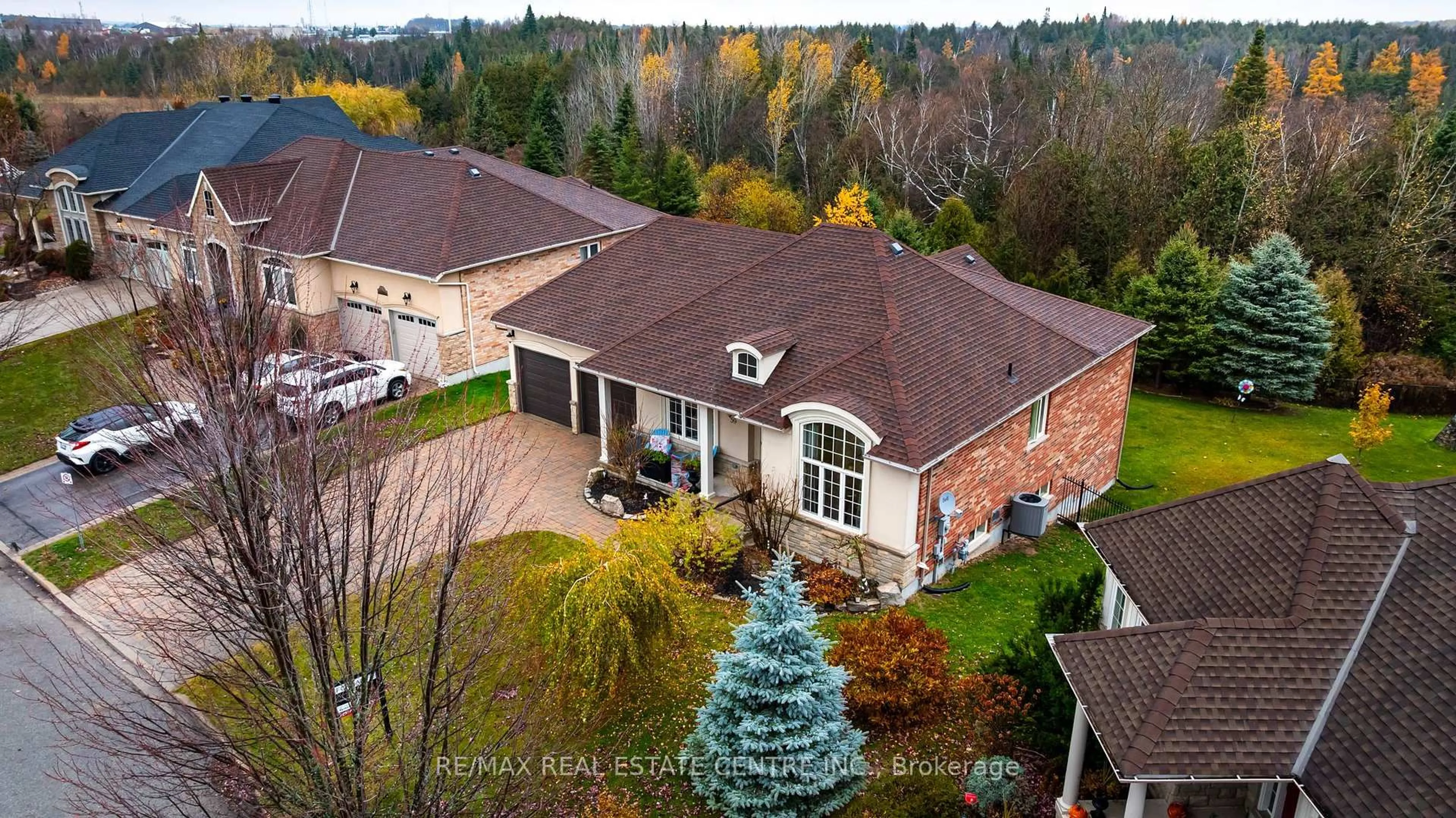 A pic from outside/outdoor area/front of a property/back of a property/a pic from drone, unknown for 59 Young Crt, Orangeville Ontario L9W 0A8