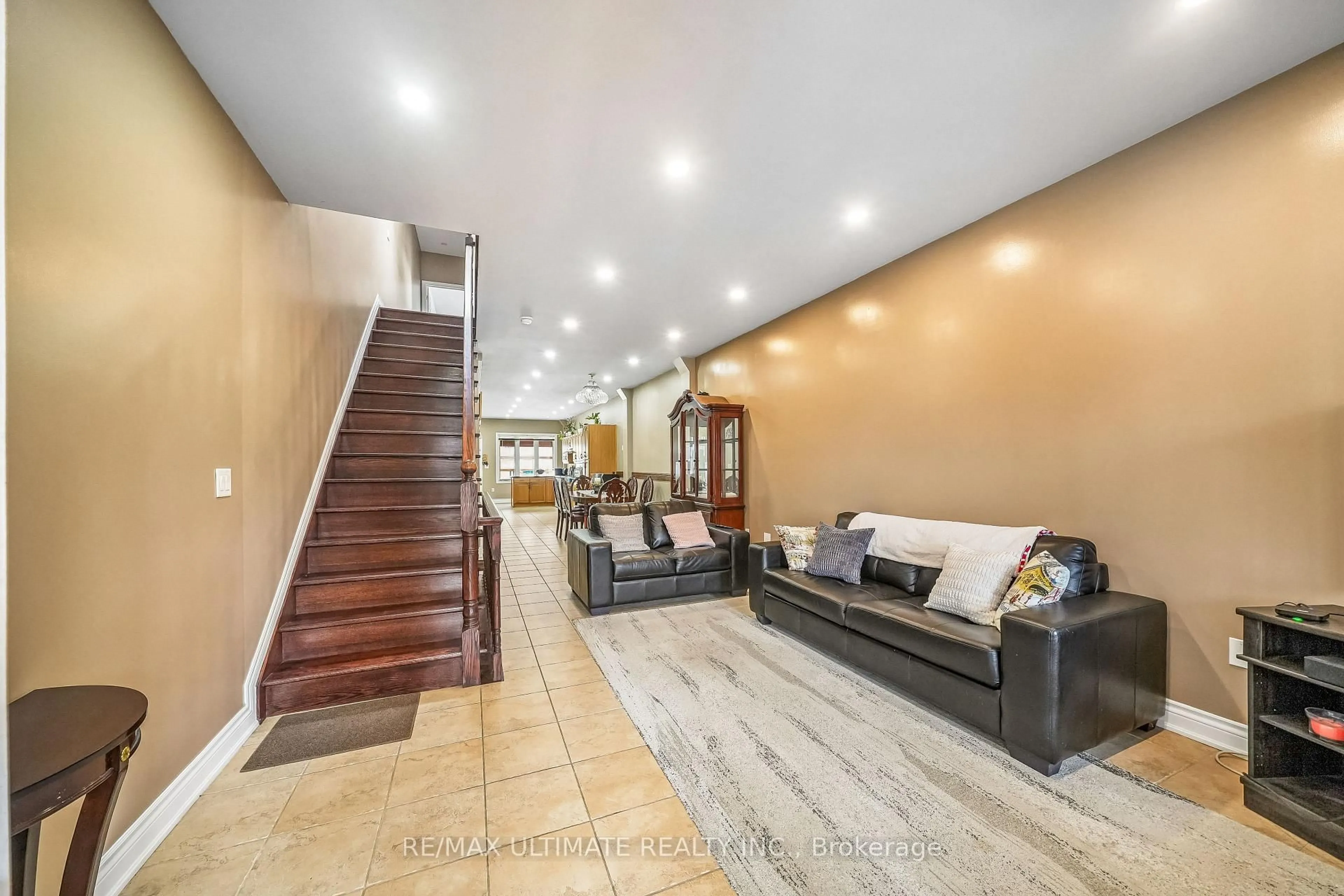 Indoor foyer for 227 Earlscourt Ave, Toronto Ontario M6E 4B4