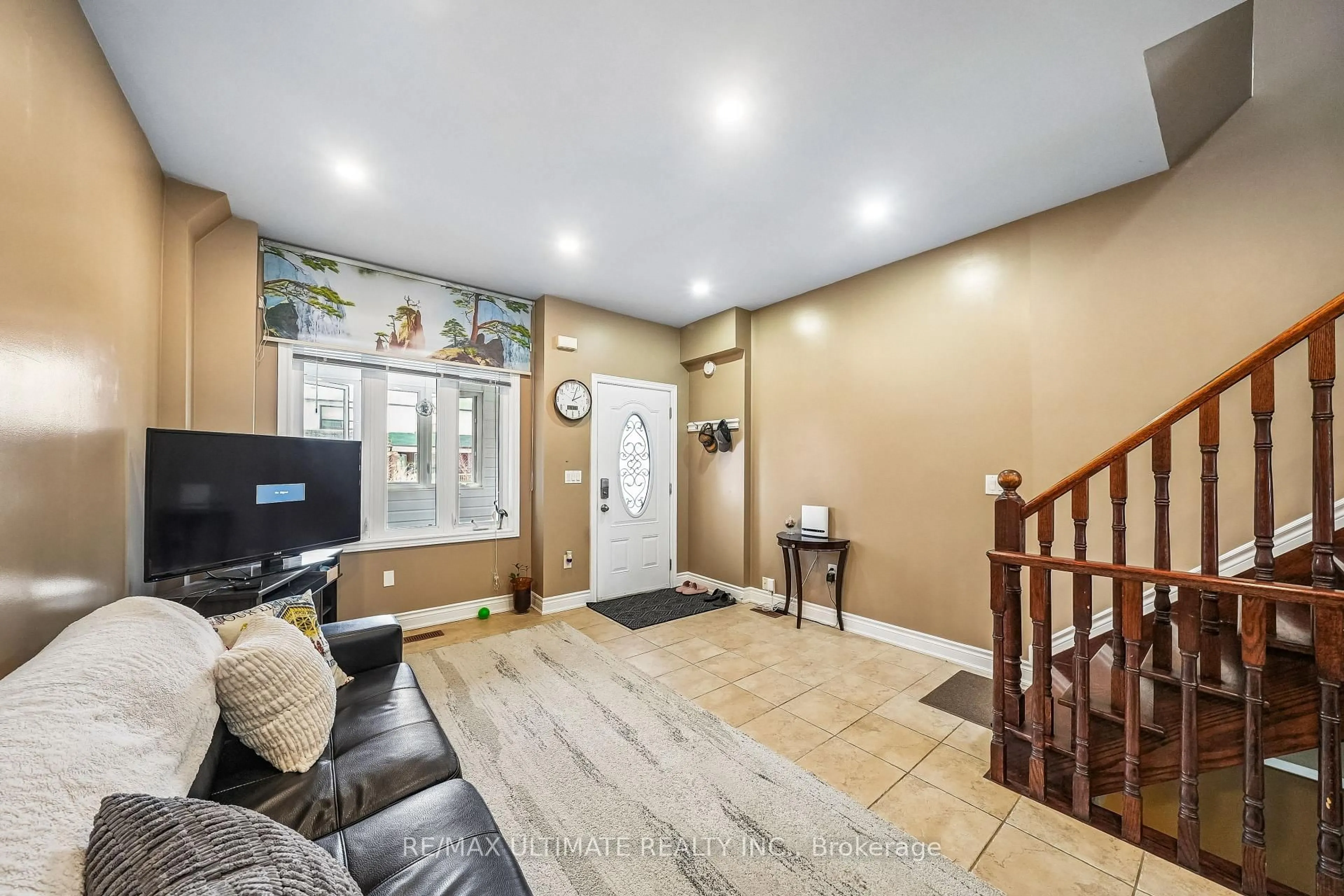 Indoor foyer for 227 Earlscourt Ave, Toronto Ontario M6E 4B4