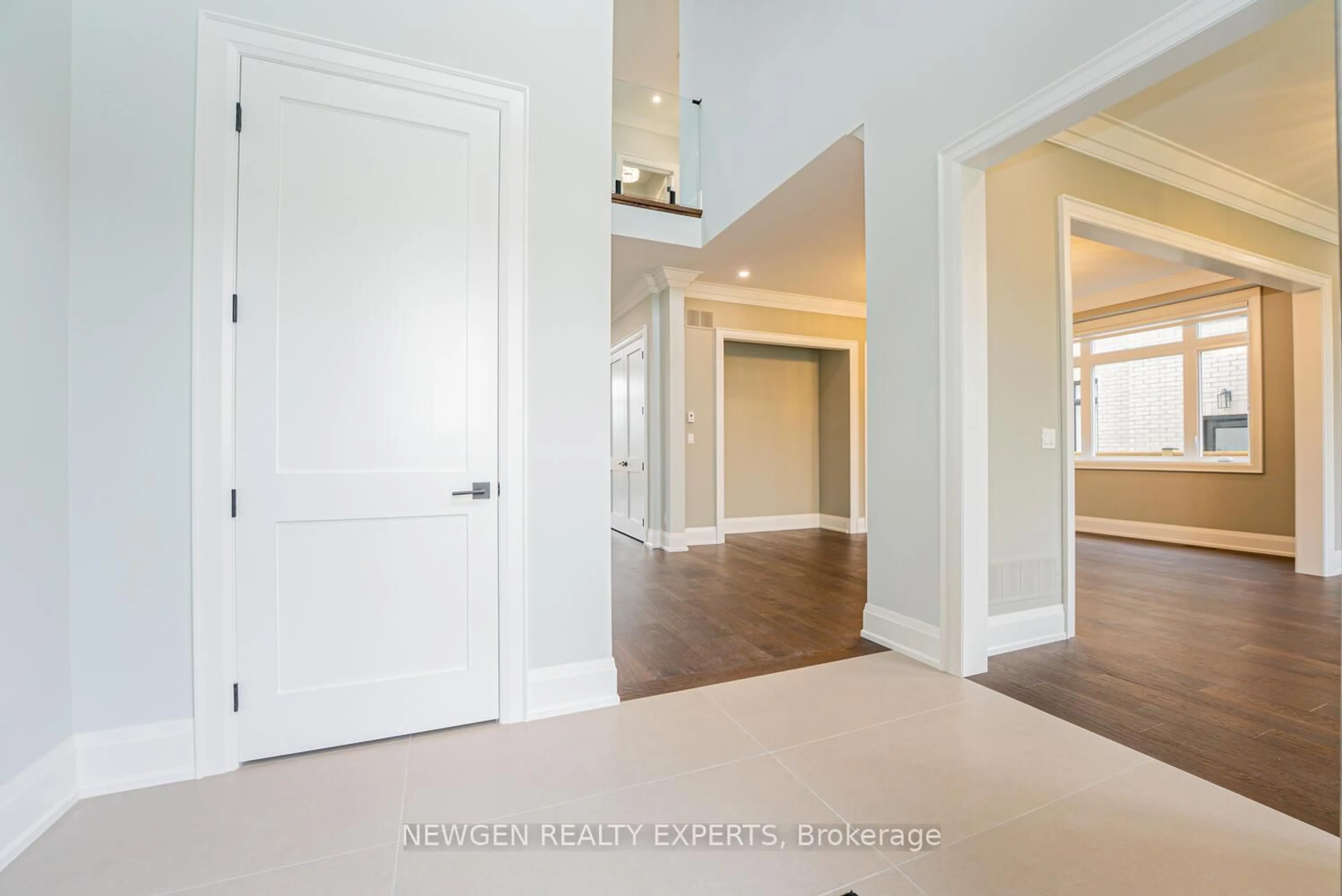 Indoor entryway for 1510 BRIDGE Rd, Oakville Ontario L6L 2E3