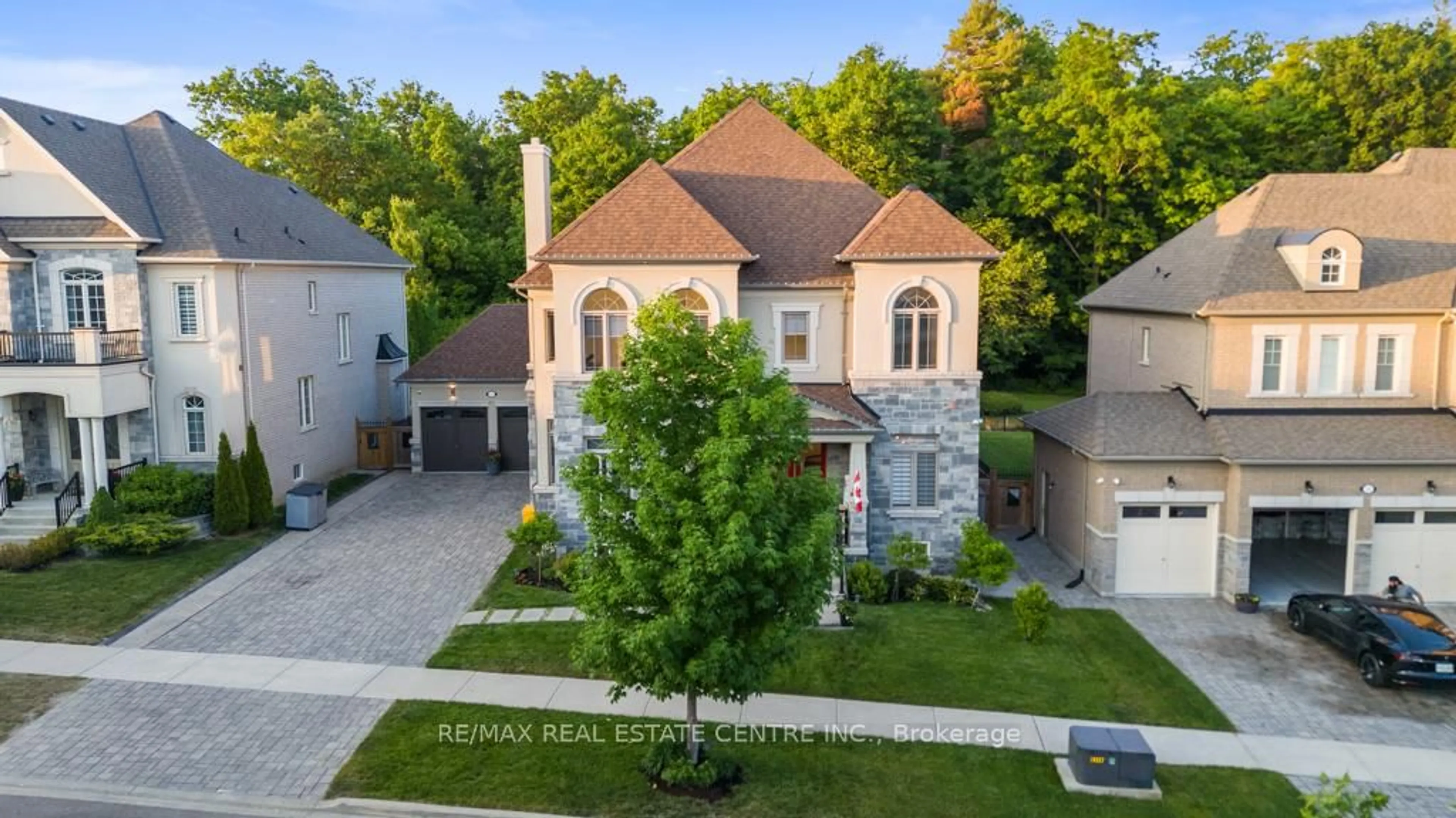 A pic from outside/outdoor area/front of a property/back of a property/a pic from drone, street for 10 Crown Forest Crt, Brampton Ontario L6Y 2Y5