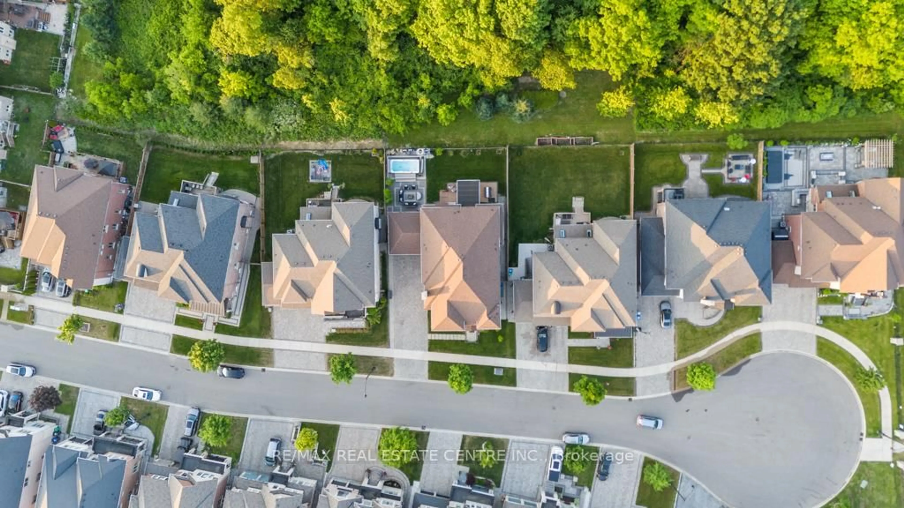 A pic from outside/outdoor area/front of a property/back of a property/a pic from drone, street for 10 Crown Forest Crt, Brampton Ontario L6Y 2Y5