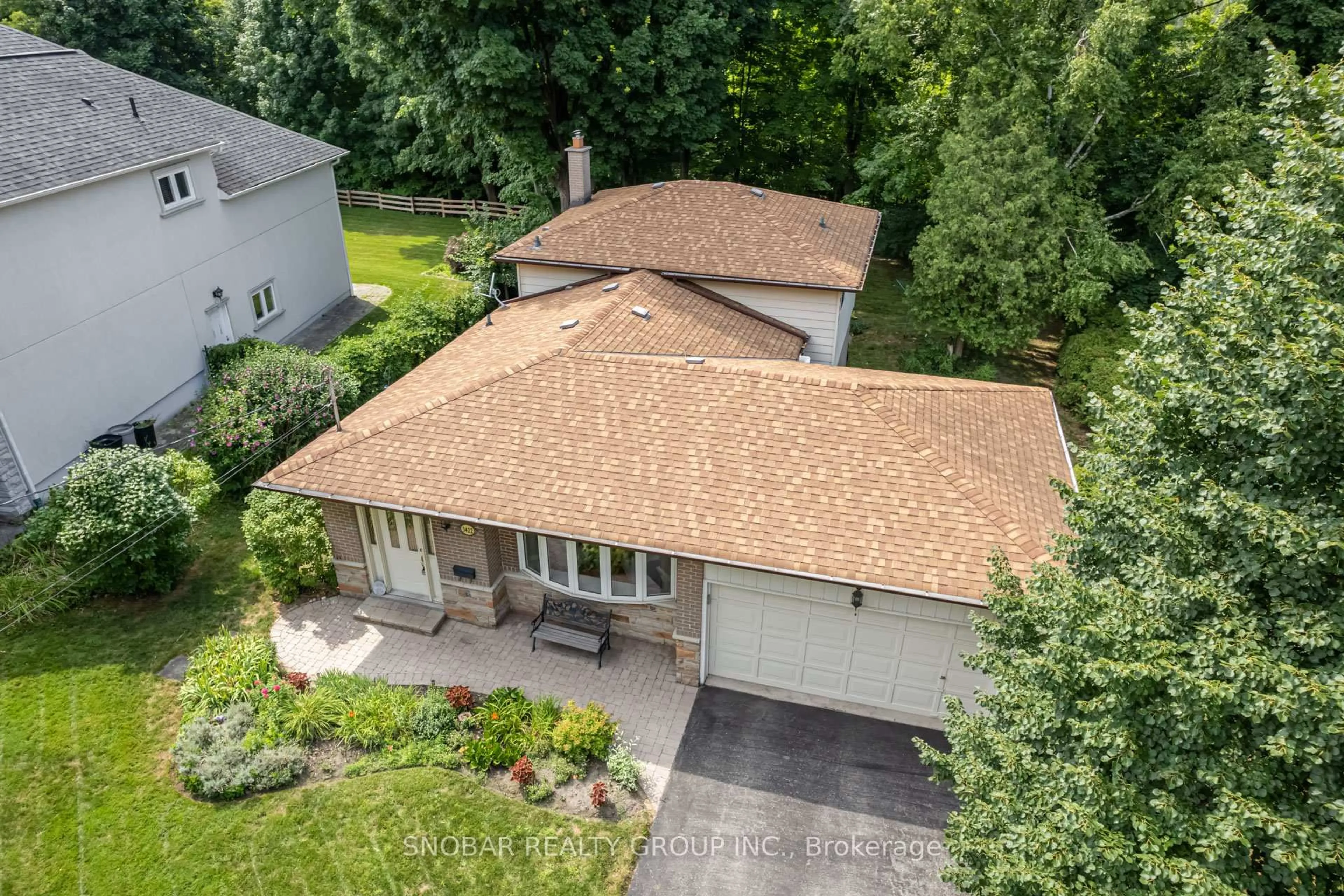 A pic from outside/outdoor area/front of a property/back of a property/a pic from drone, street for 3422 Credit Heights Dr, Mississauga Ontario L5C 2L9