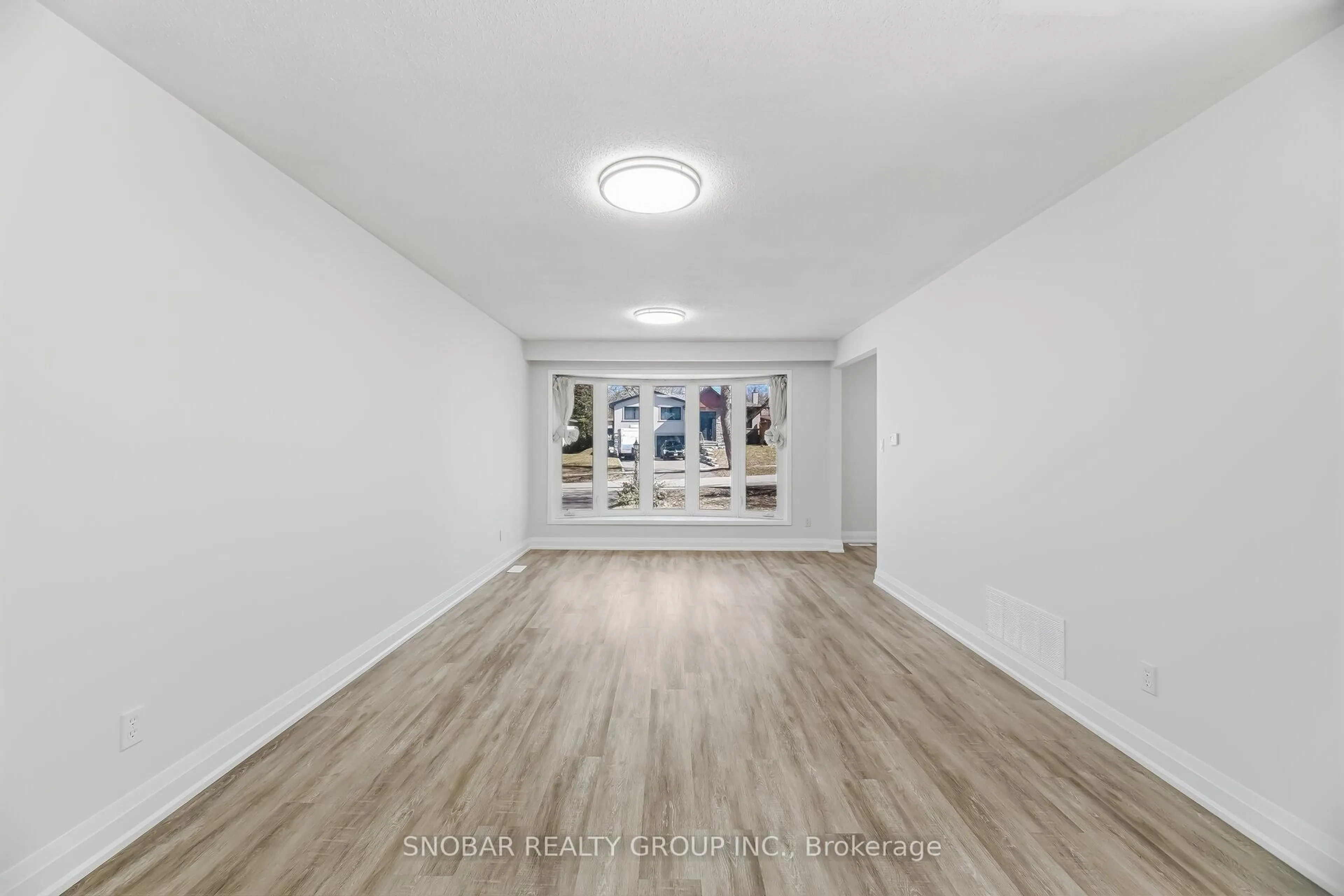 A pic of a room for 3422 Credit Heights Dr, Mississauga Ontario L5C 2L9