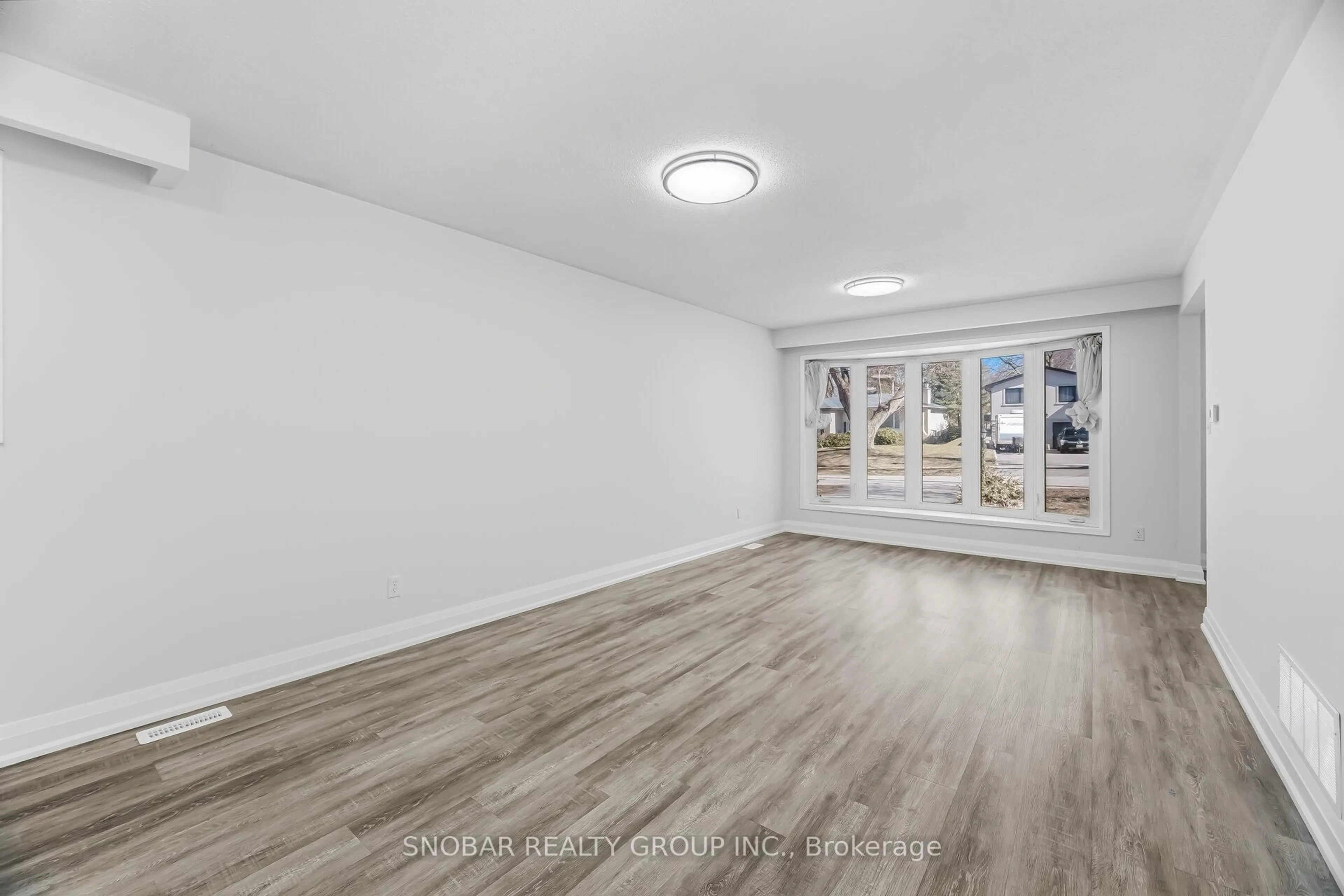 A pic of a room for 3422 Credit Heights Dr, Mississauga Ontario L5C 2L9