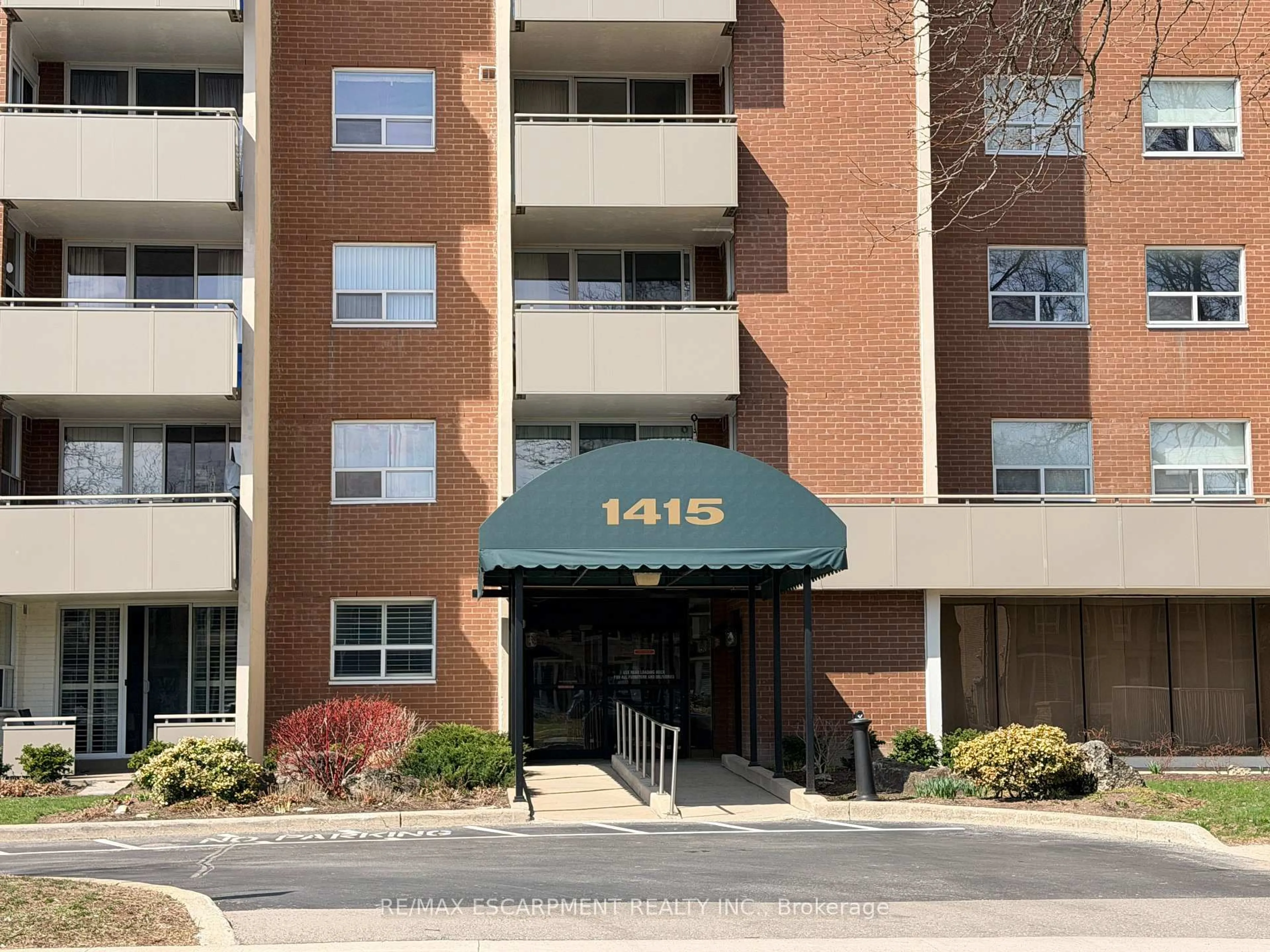 Indoor foyer for 1415 Ghent Ave #705, Burlington Ontario L7S 1X4