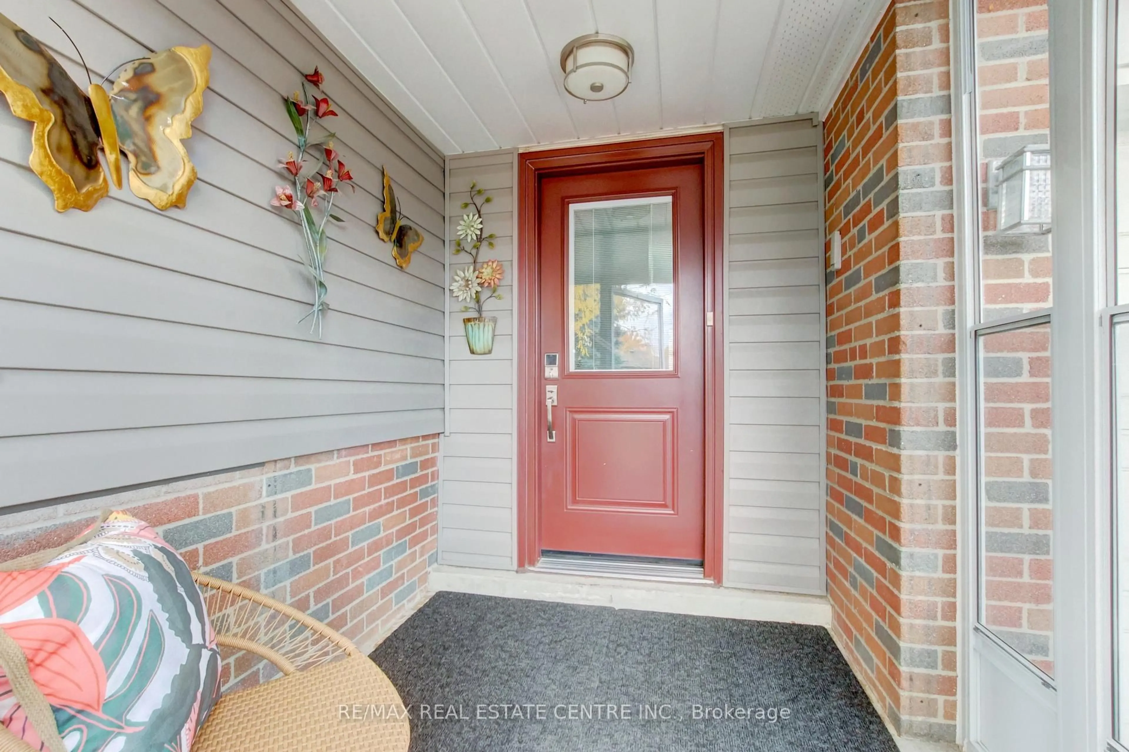 Indoor entryway for 32 Willis Dr, Brampton Ontario L6W 1B1
