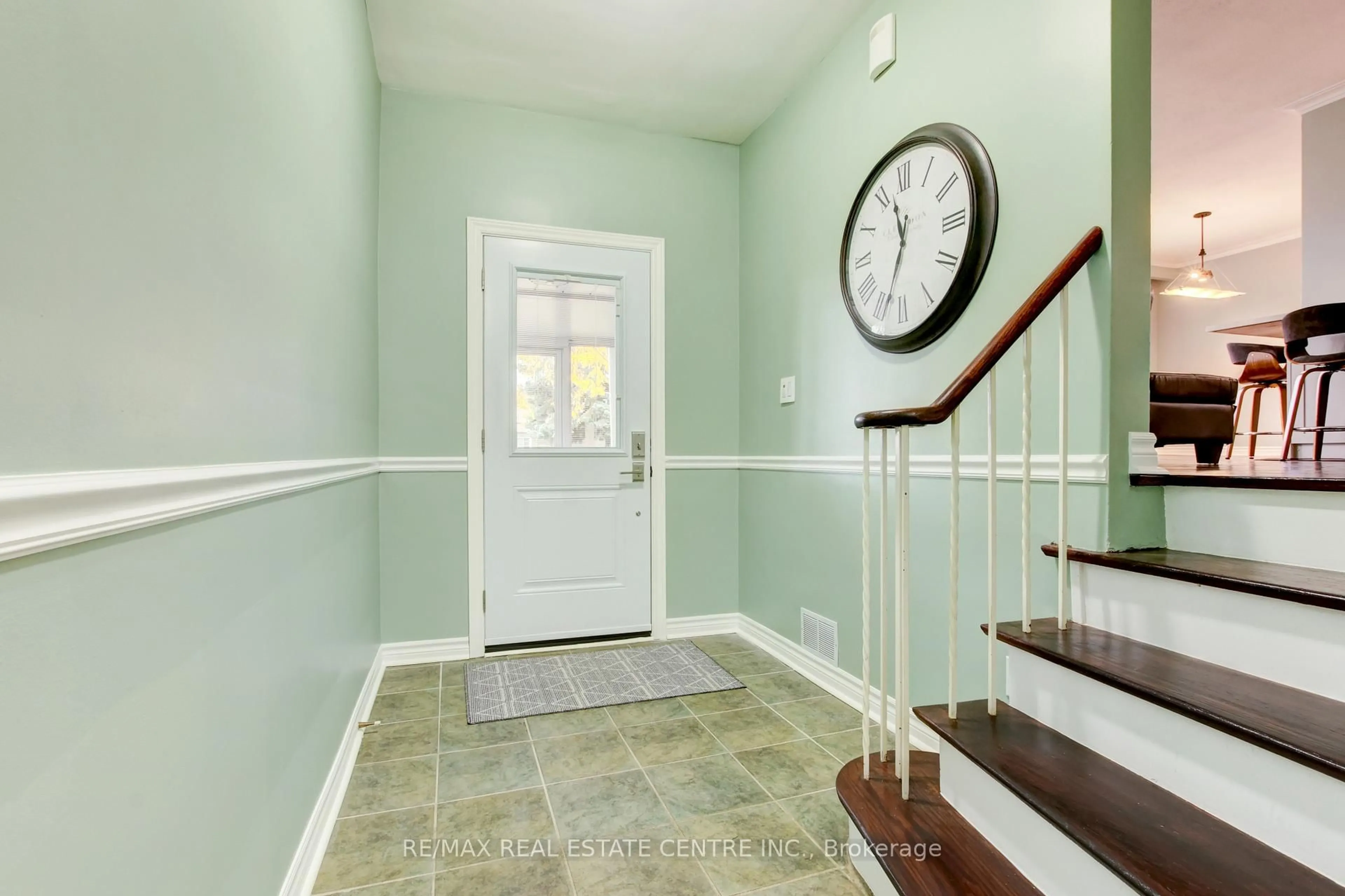 Indoor entryway for 32 Willis Dr, Brampton Ontario L6W 1B1