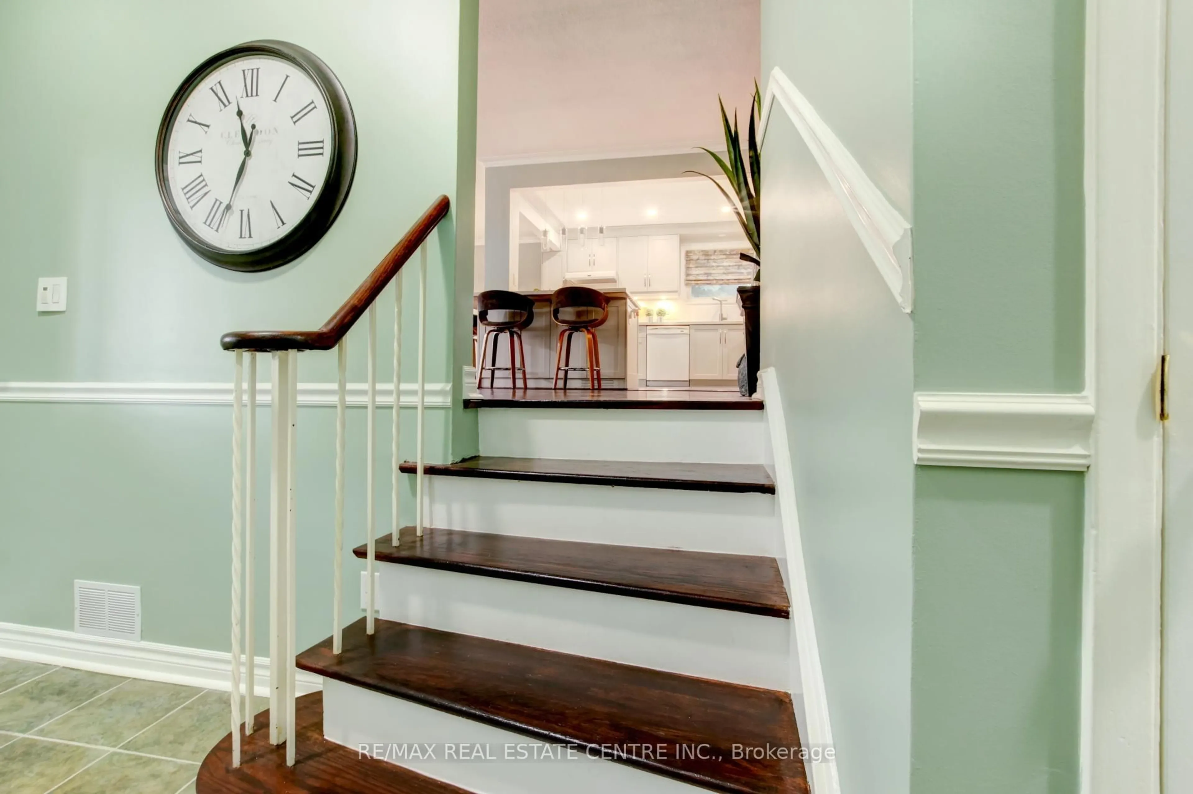 Stairs for 32 Willis Dr, Brampton Ontario L6W 1B1