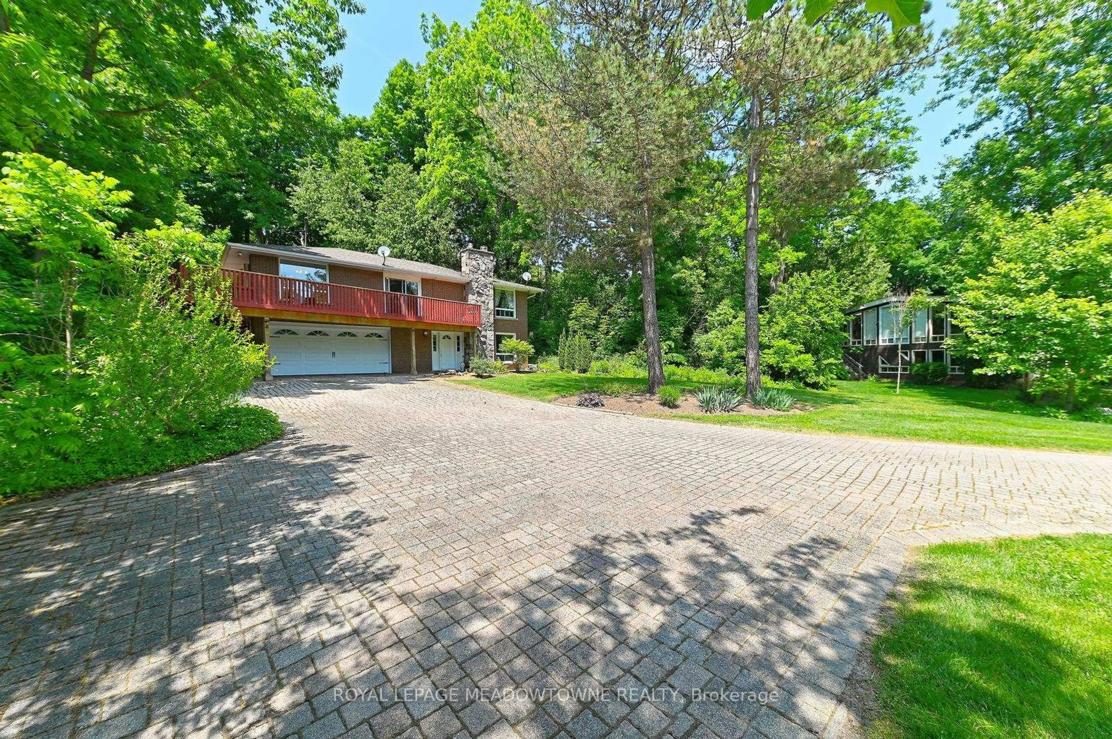 A pic from outside/outdoor area/front of a property/back of a property/a pic from drone, street for 4 Ann St, Halton Hills Ontario L7G 2V2