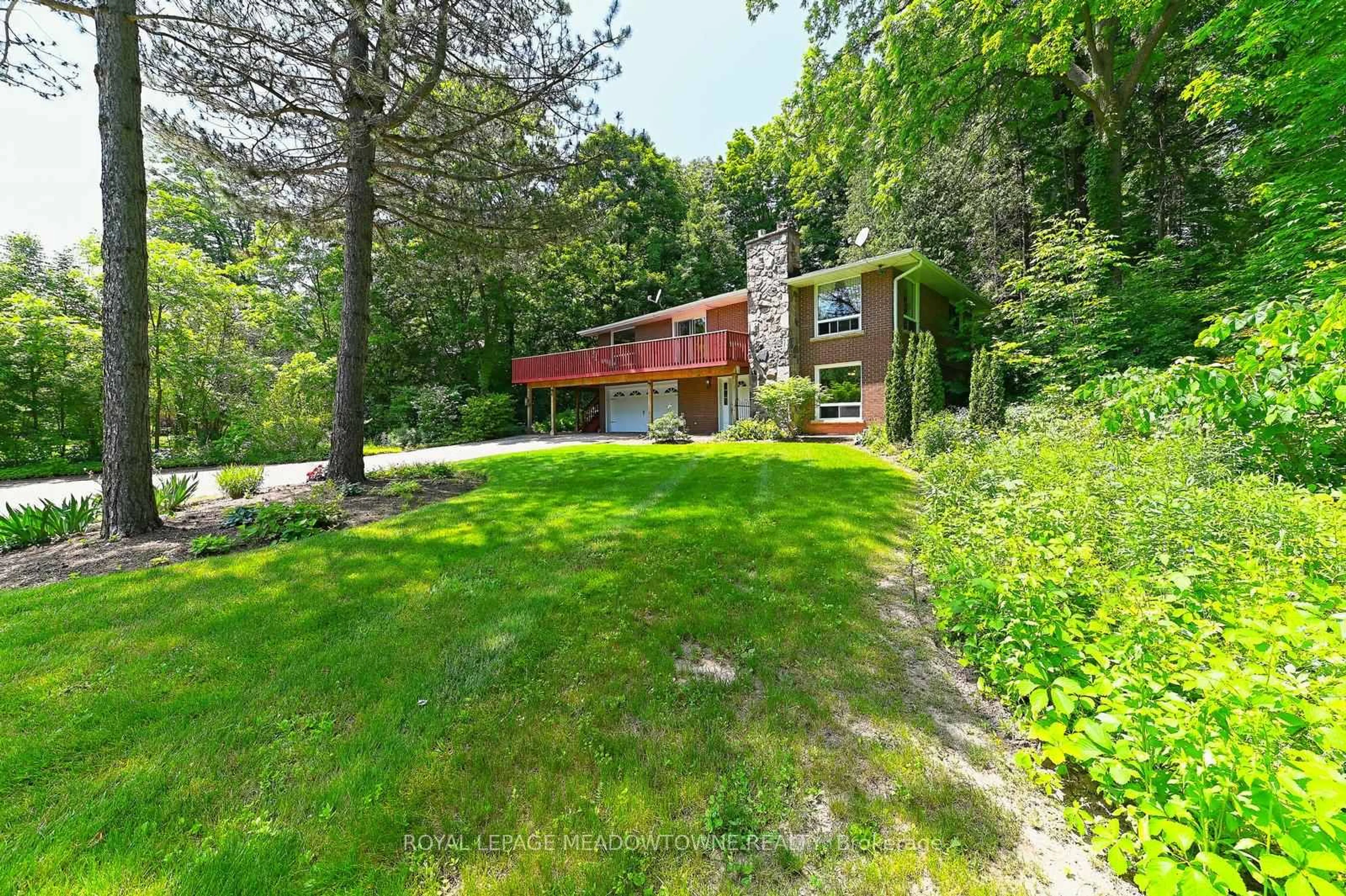 A pic from outside/outdoor area/front of a property/back of a property/a pic from drone, unknown for 4 Ann St, Halton Hills Ontario L7G 2V2