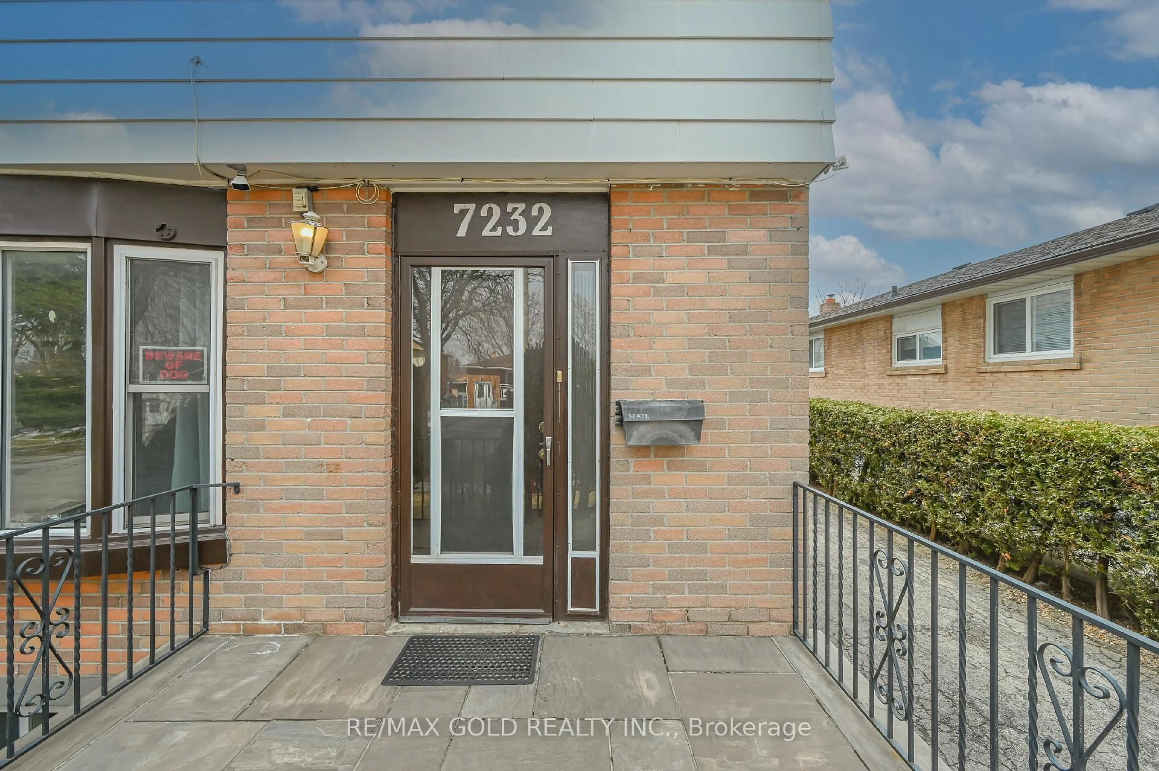 Indoor entryway for 7232 Redfox Rd, Mississauga Ontario L4T 2L8