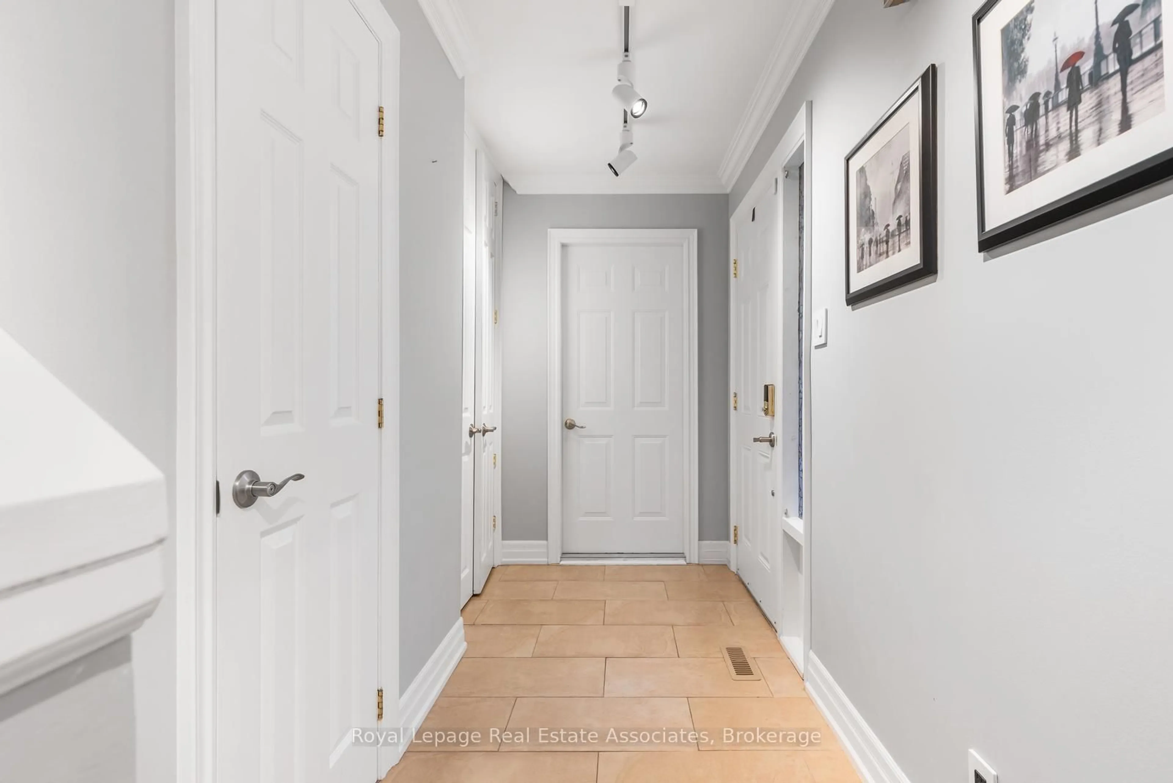 Indoor entryway for 2766 Folkway Dr #25, Mississauga Ontario L5L 3M3