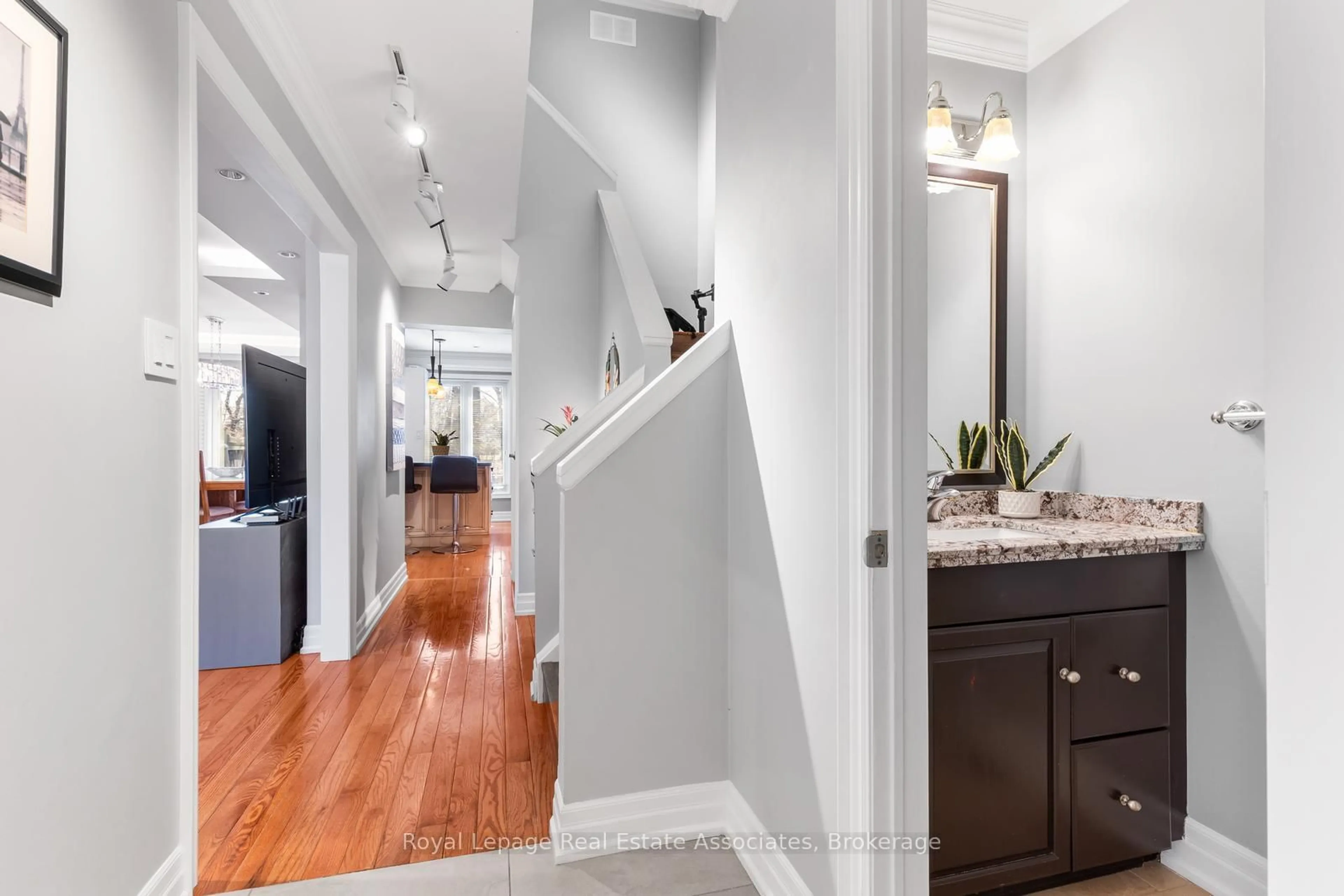 Indoor entryway for 2766 Folkway Dr #25, Mississauga Ontario L5L 3M3