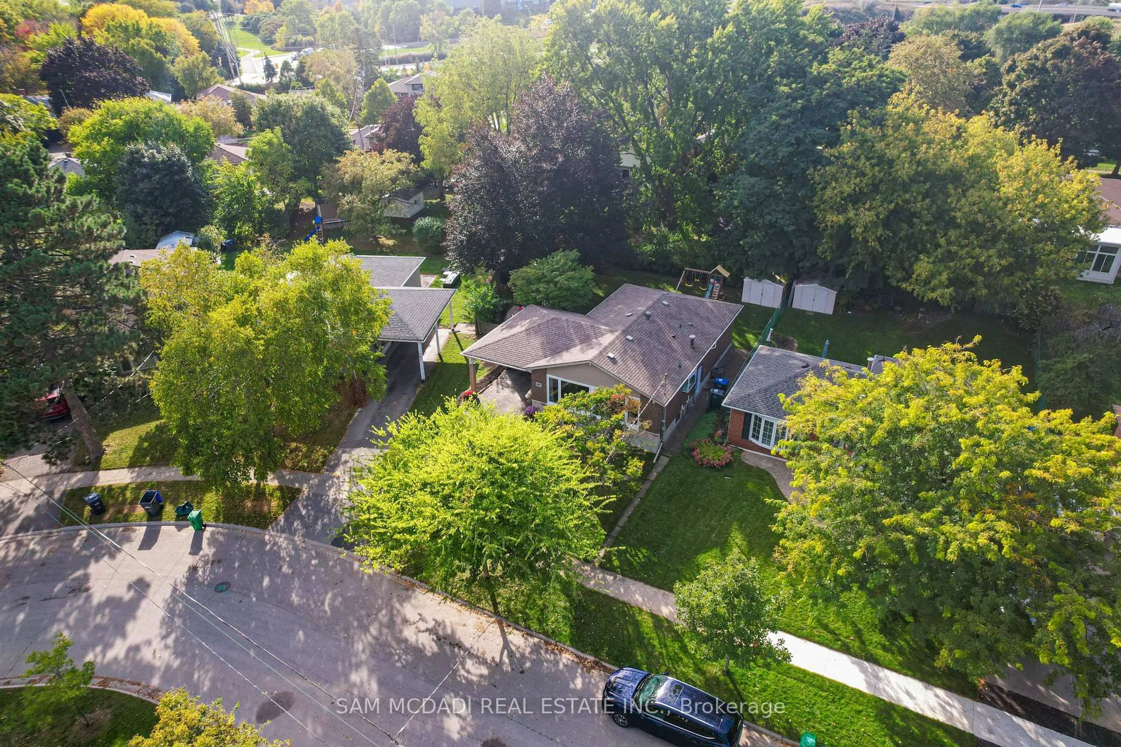 A pic from outside/outdoor area/front of a property/back of a property/a pic from drone, street for 1987 Deanhome Rd, Mississauga Ontario L5J 2K6