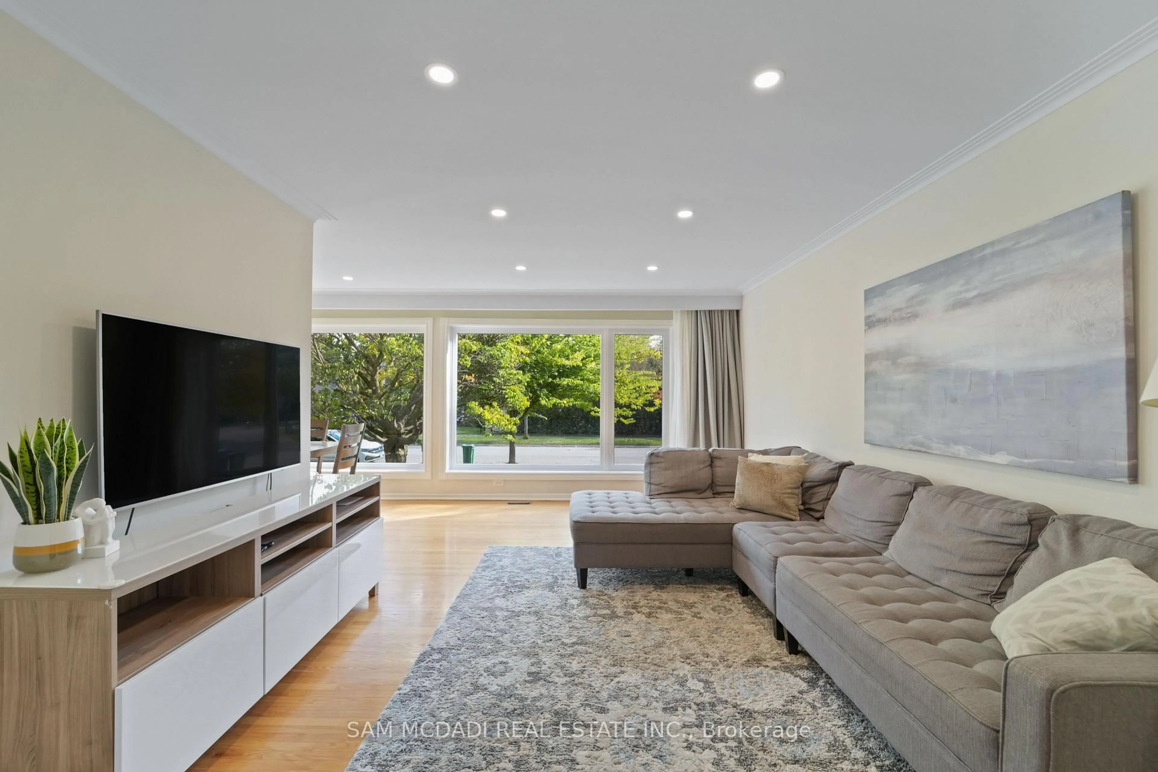 Living room with furniture, unknown for 1987 Deanhome Rd, Mississauga Ontario L5J 2K6