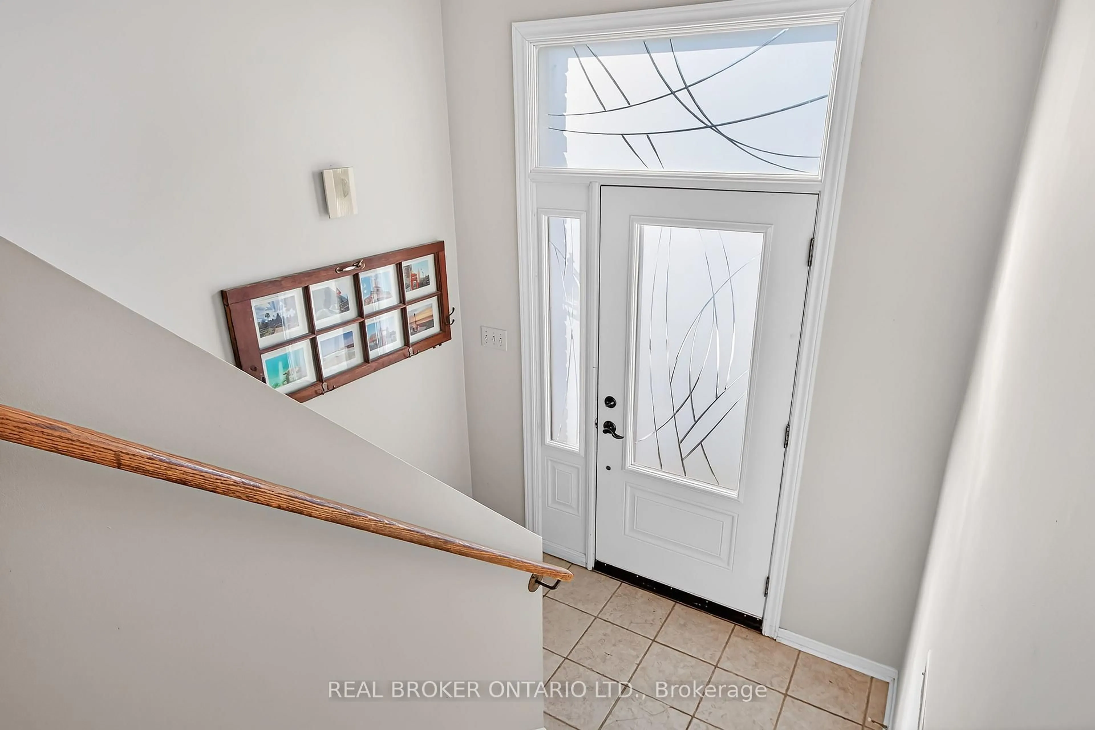 Indoor entryway for 423 Scott Dr, Orangeville Ontario L9W 4L9