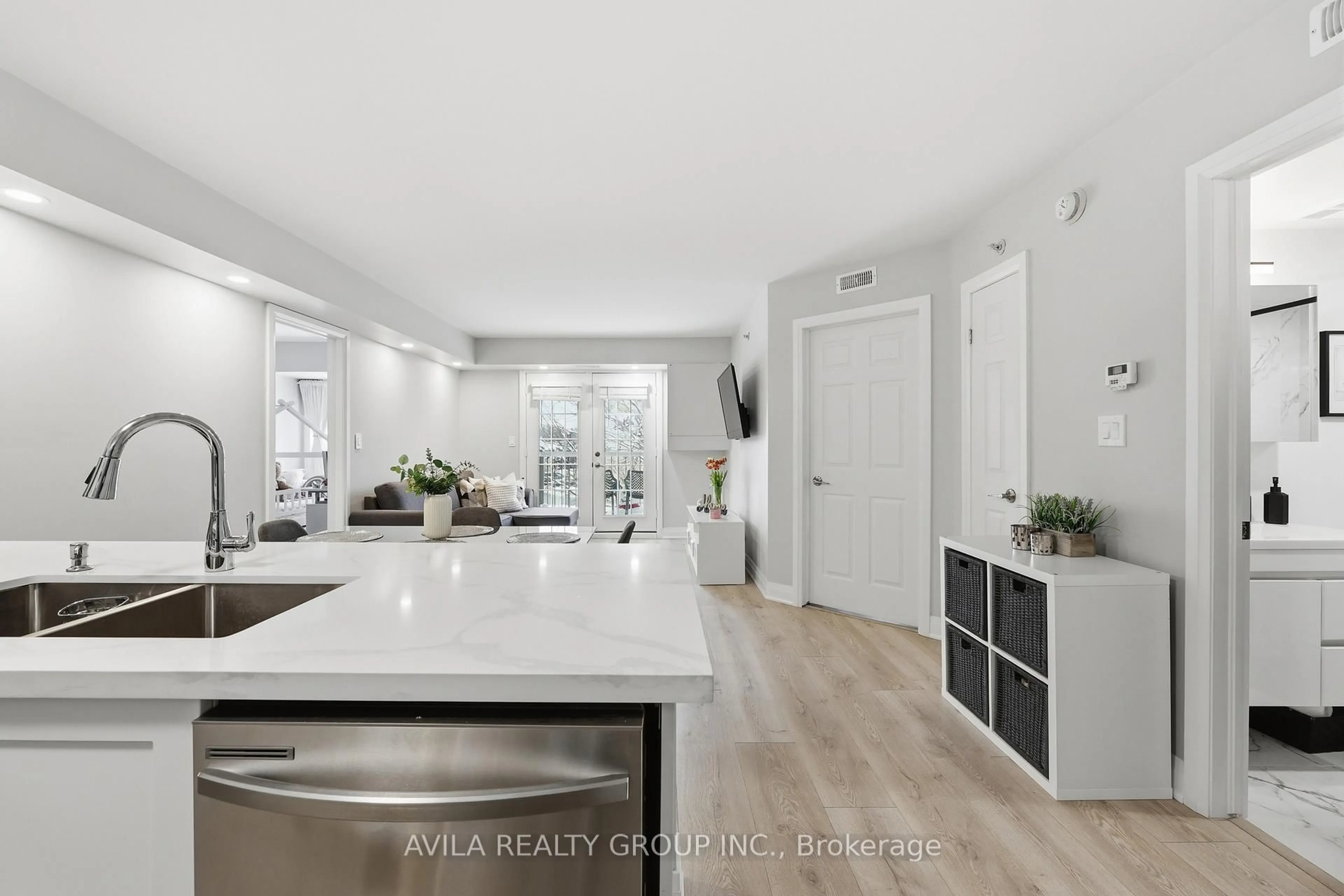 Open concept kitchen, ceramic/tile floor for 1460 Bishops Gate #203, Oakville Ontario L6M 4N5