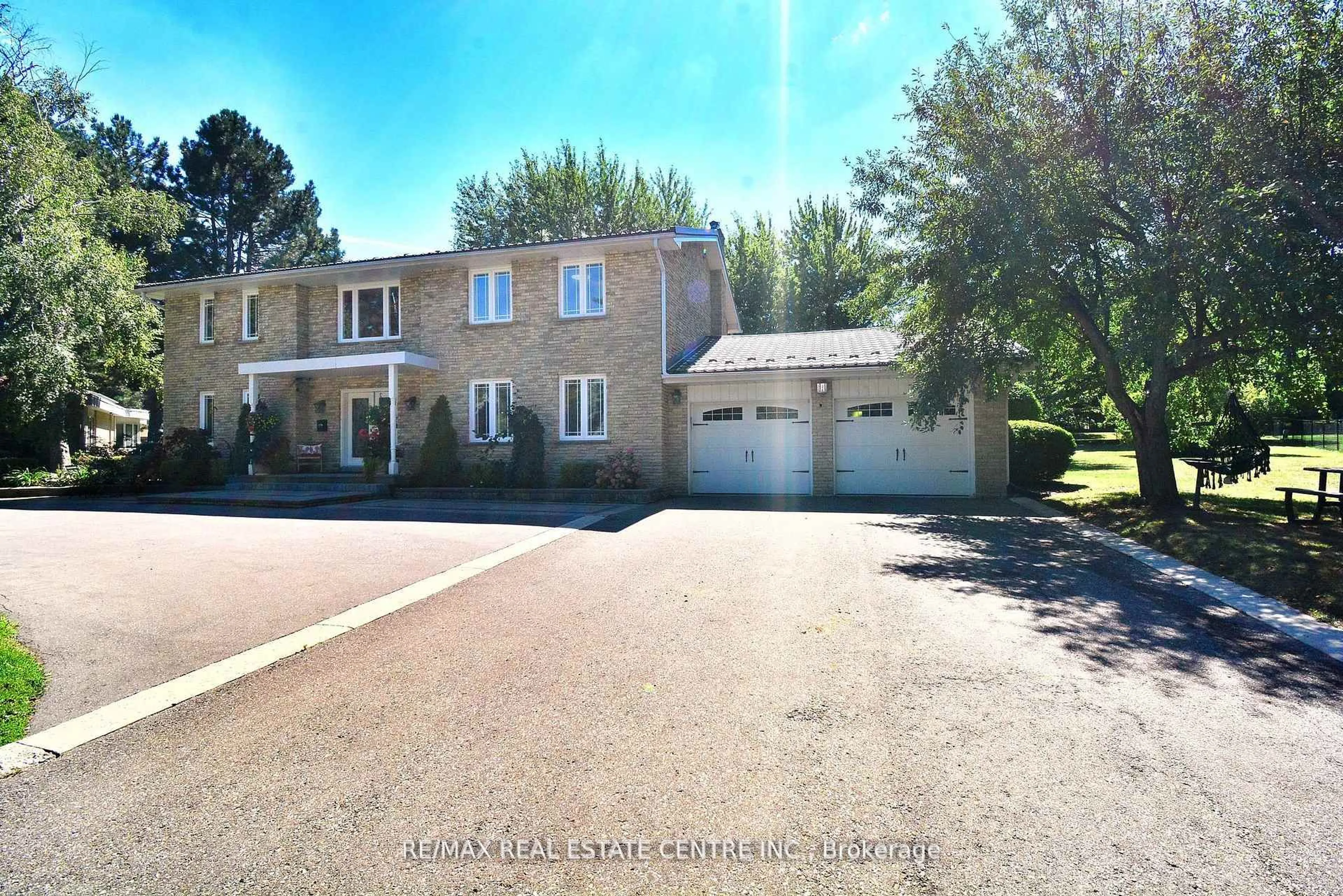 A pic from outside/outdoor area/front of a property/back of a property/a pic from drone, street for 17 Crescent Hill Dr, Brampton Ontario L6S 2P4