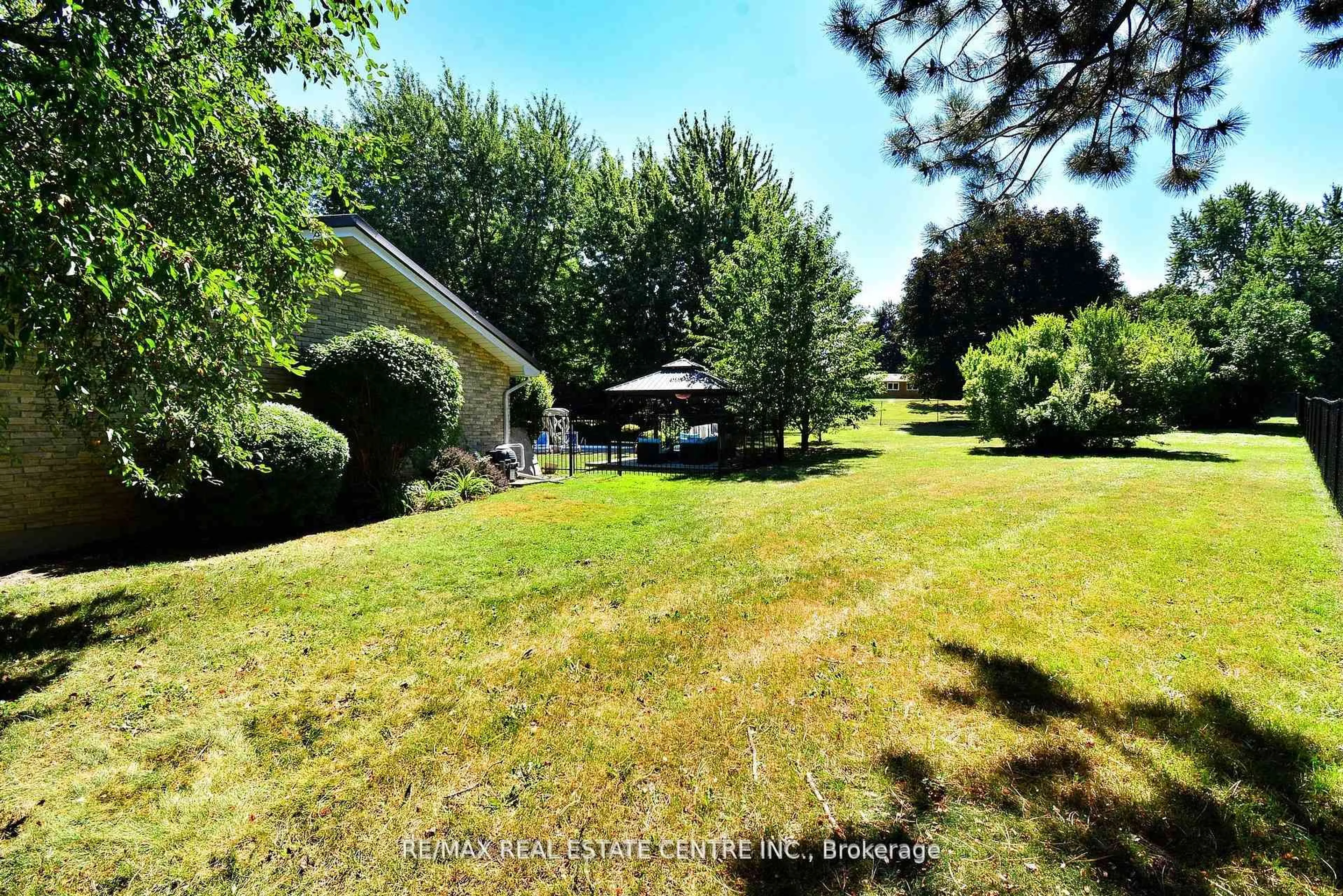A pic from outside/outdoor area/front of a property/back of a property/a pic from drone, forest/trees view for 17 Crescent Hill Dr, Brampton Ontario L6S 2P4