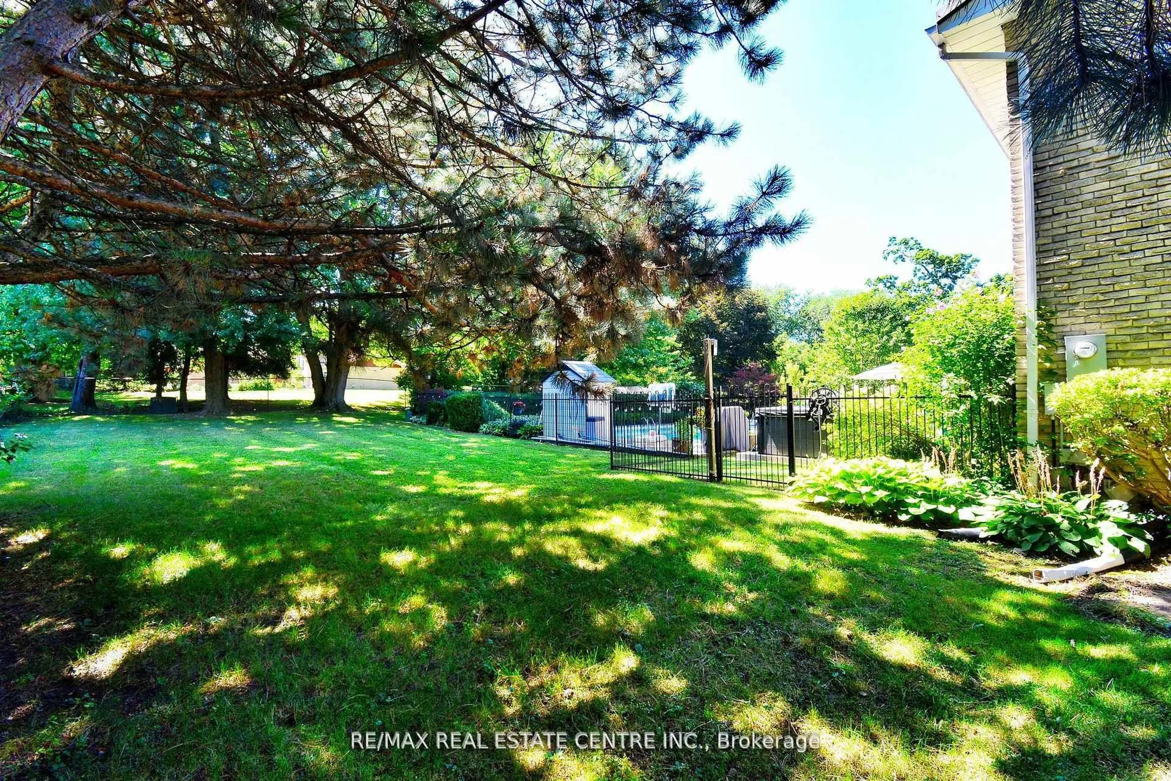 A pic from outside/outdoor area/front of a property/back of a property/a pic from drone, forest/trees view for 17 Crescent Hill Dr, Brampton Ontario L6S 2P4