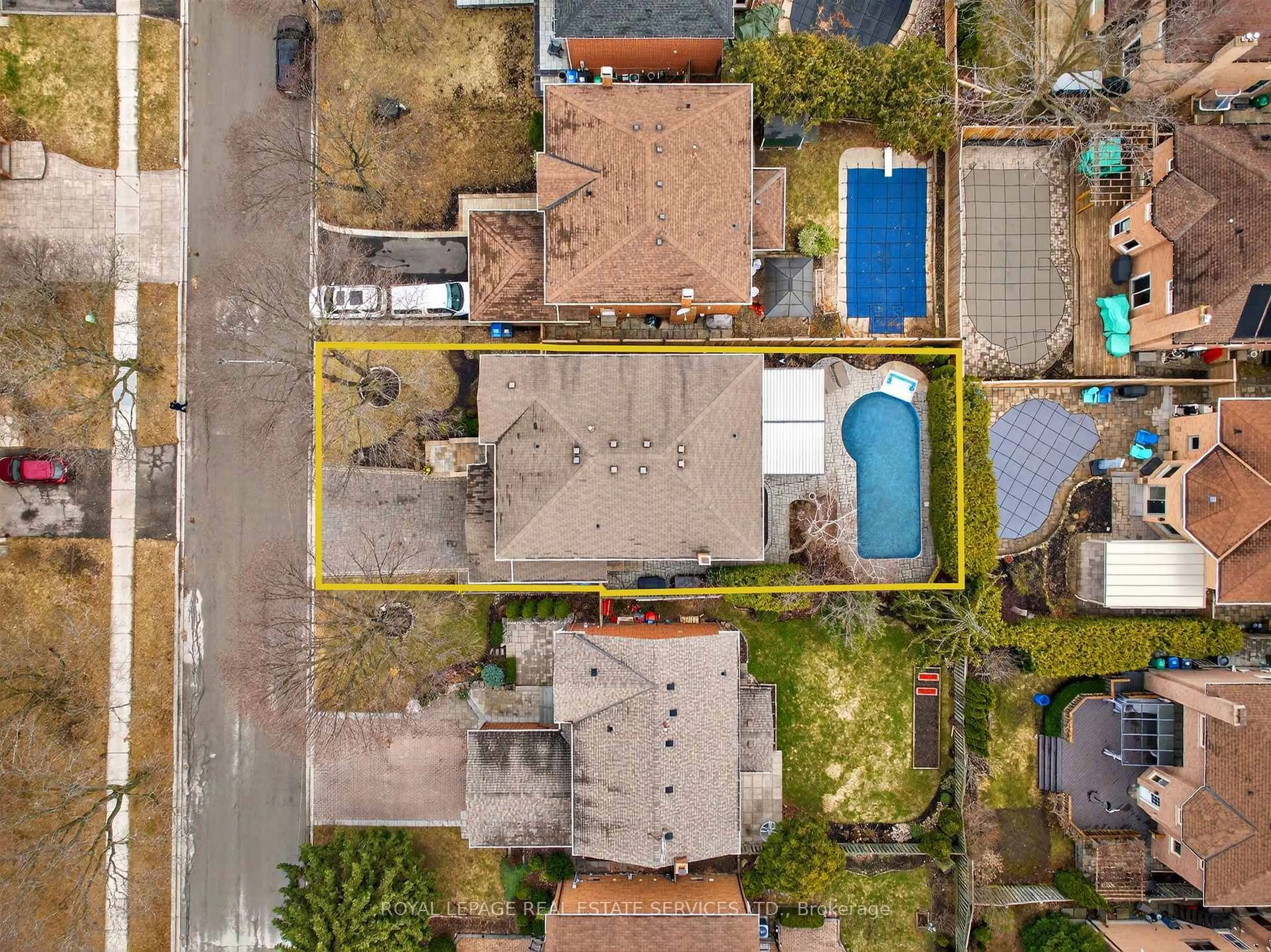 A pic from outside/outdoor area/front of a property/back of a property/a pic from drone, street for 1882 Flintlock Crt, Mississauga Ontario L5L 3E1