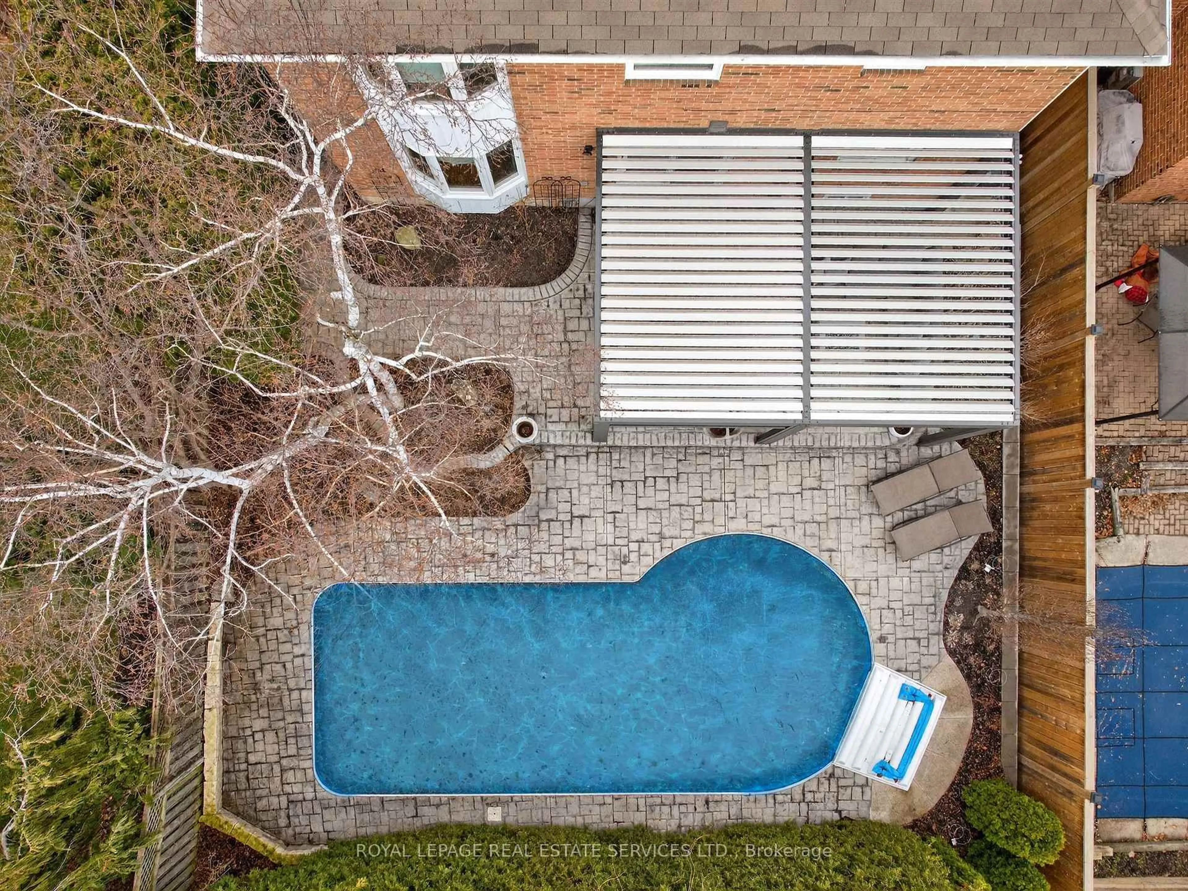 A pic from outside/outdoor area/front of a property/back of a property/a pic from drone, street for 1882 Flintlock Crt, Mississauga Ontario L5L 3E1