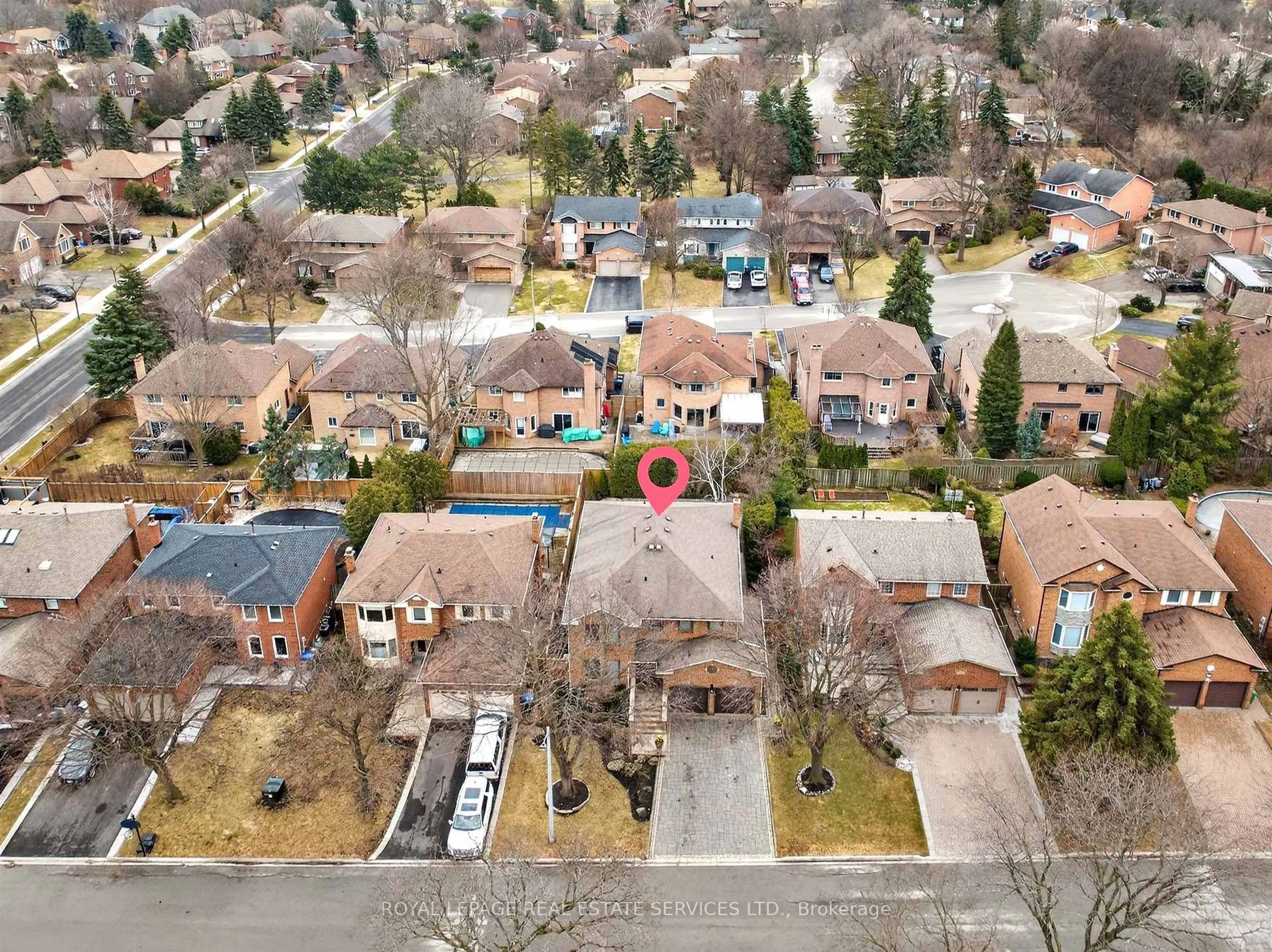 A pic from outside/outdoor area/front of a property/back of a property/a pic from drone, street for 1882 Flintlock Crt, Mississauga Ontario L5L 3E1