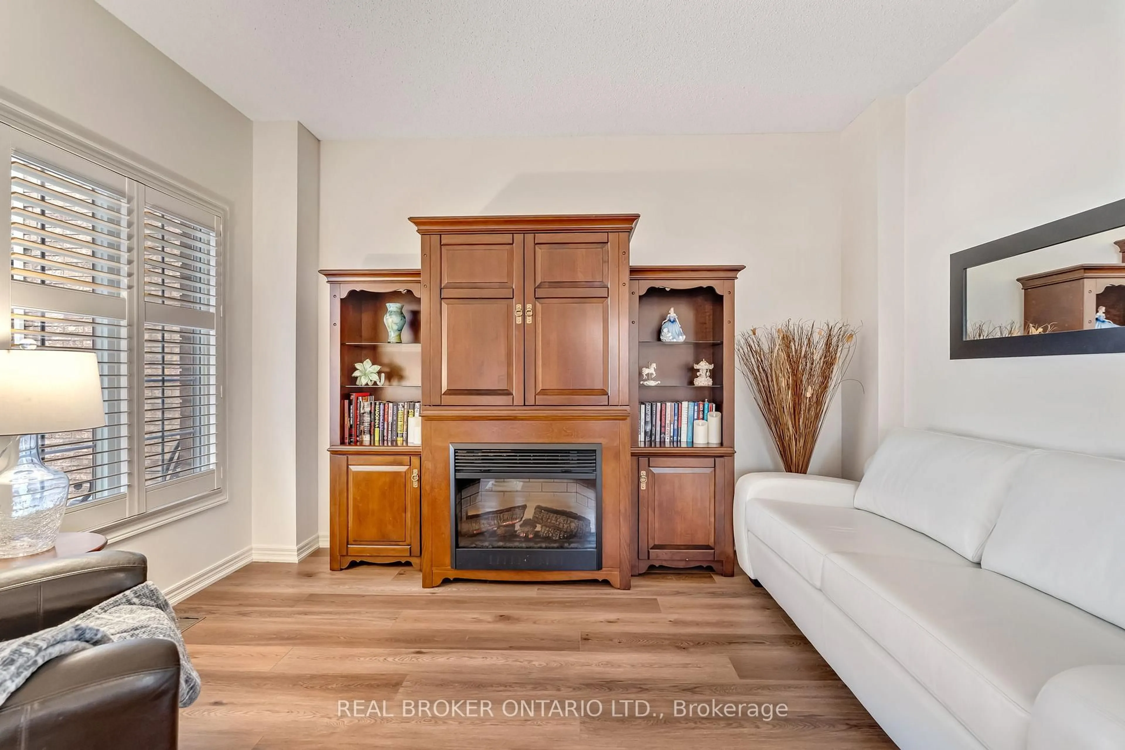 Living room with furniture, unknown for 2423 Valley Heights Cres, Oakville Ontario L6H 6X2