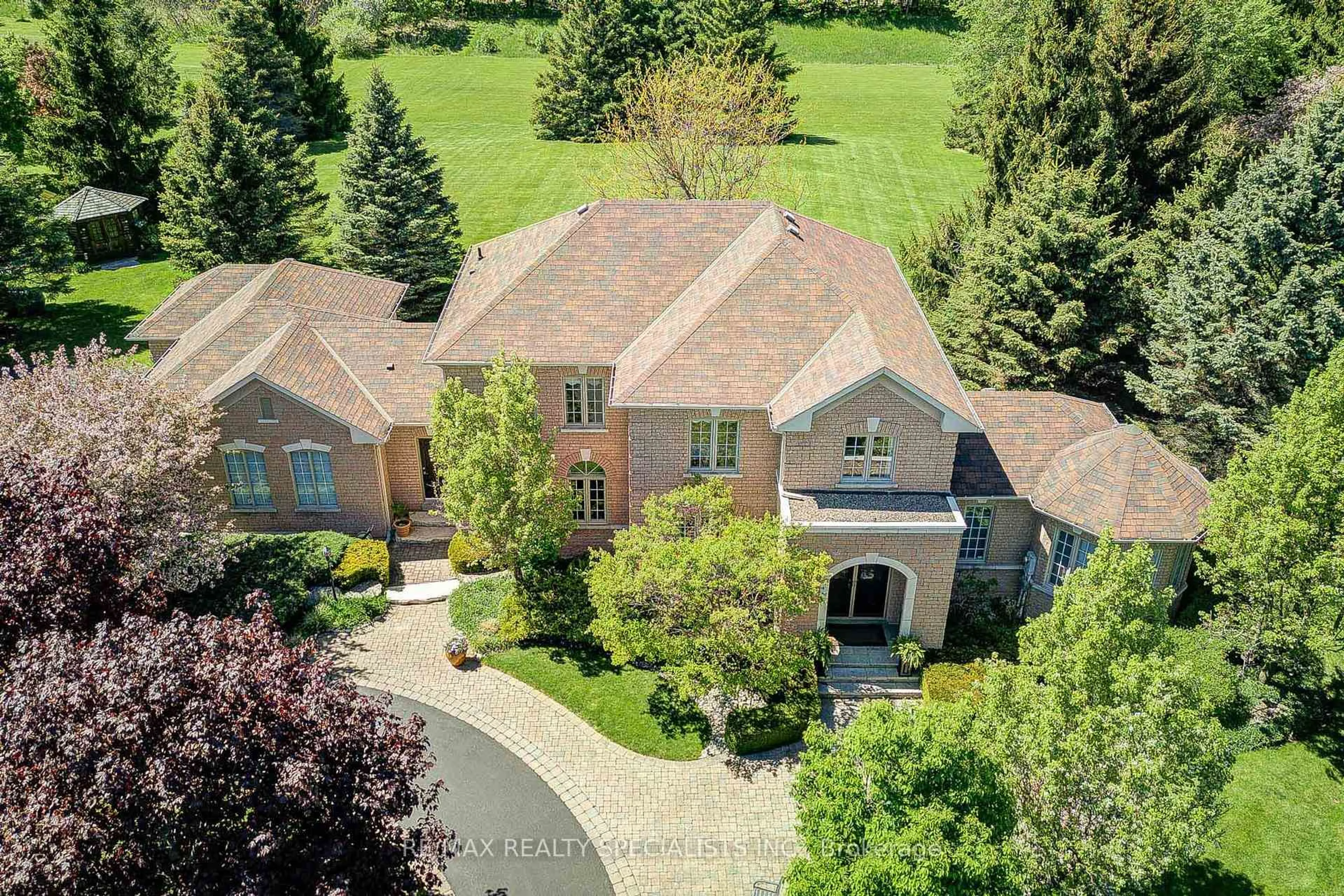 A pic from outside/outdoor area/front of a property/back of a property/a pic from drone, street for 11 Bridlewood Blvd, Halton Hills Ontario L0P 1H0
