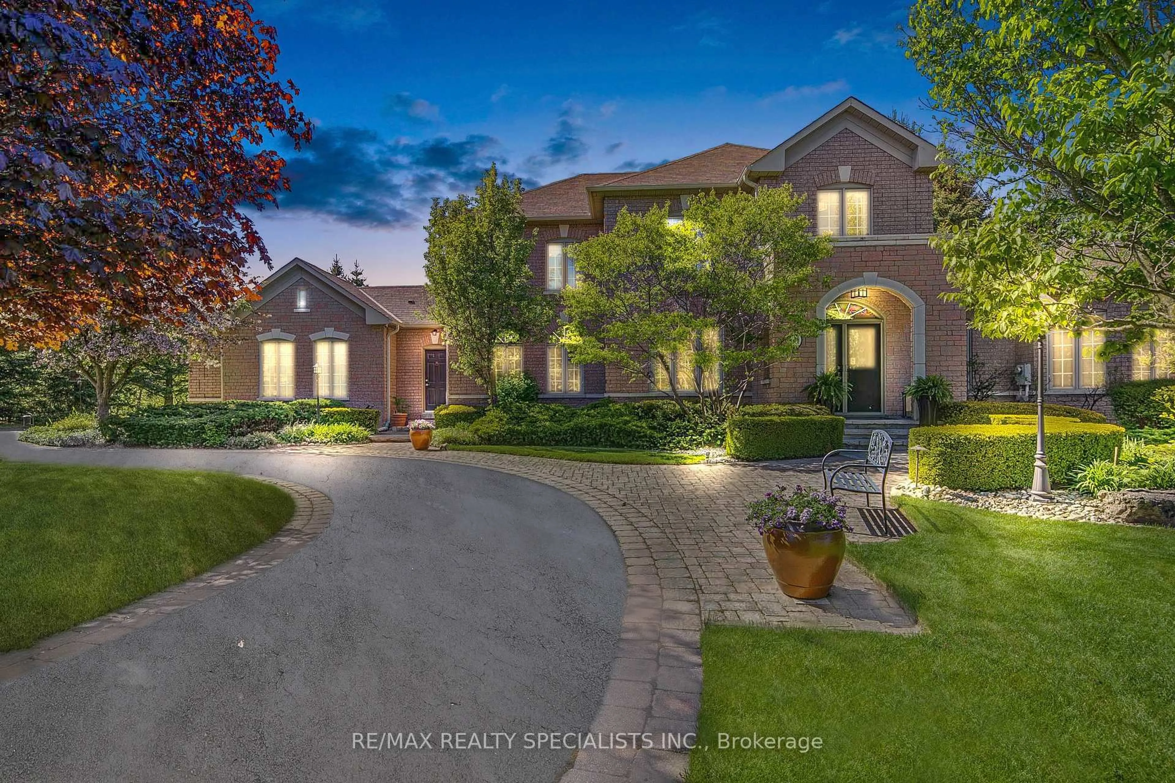 A pic from outside/outdoor area/front of a property/back of a property/a pic from drone, street for 11 Bridlewood Blvd, Halton Hills Ontario L0P 1H0