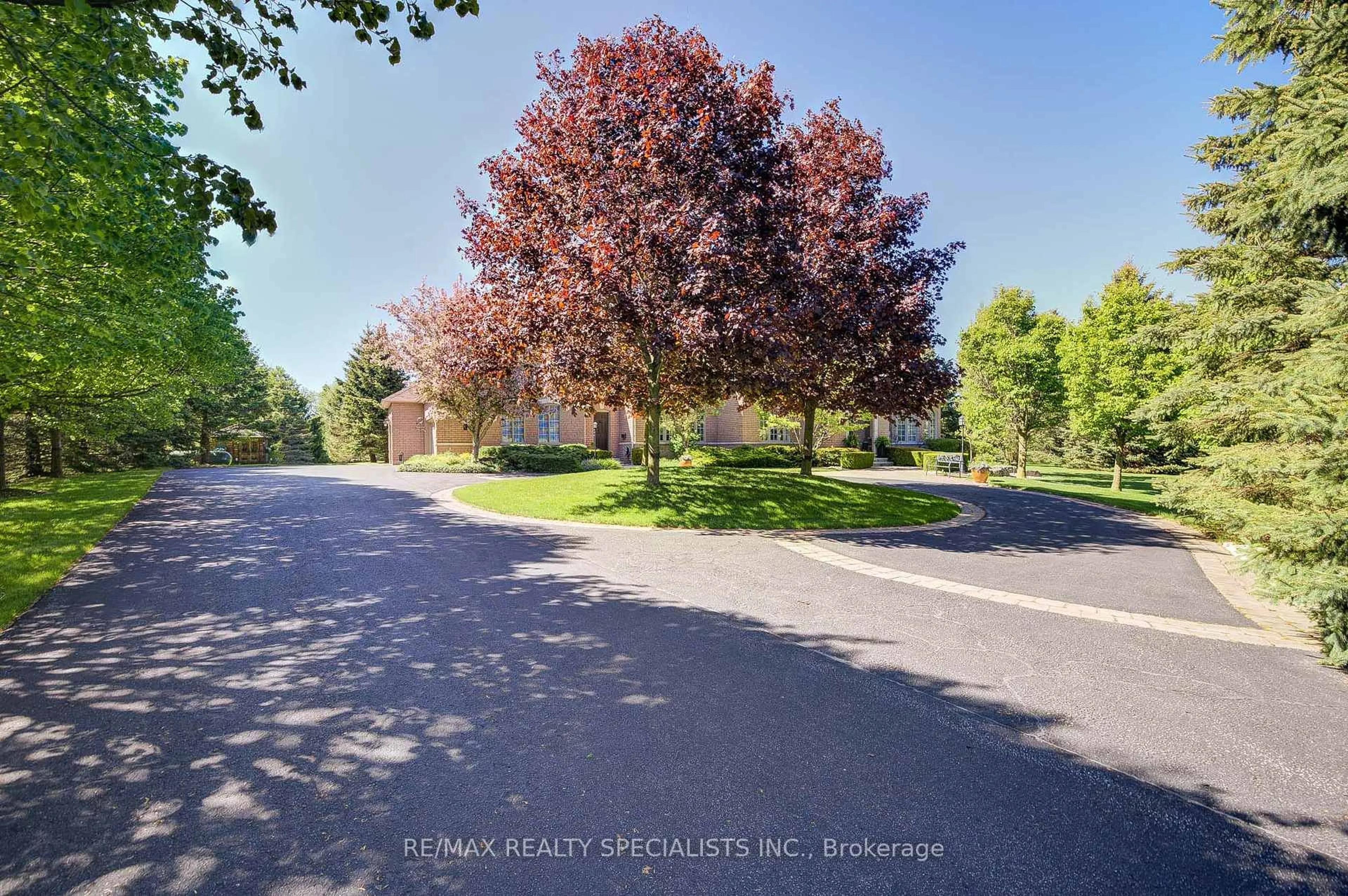 A pic from outside/outdoor area/front of a property/back of a property/a pic from drone, street for 11 Bridlewood Blvd, Halton Hills Ontario L0P 1H0