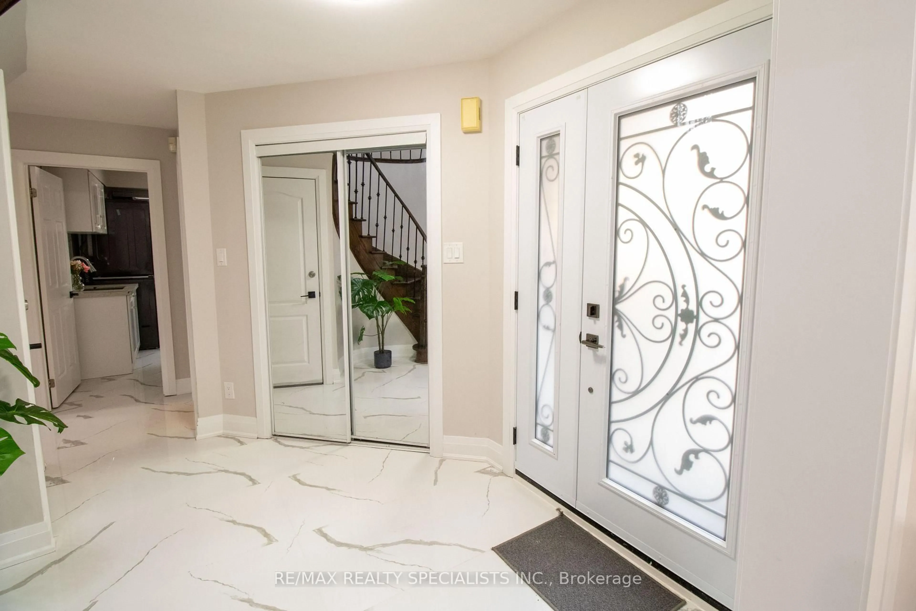 Indoor entryway for 21 Bristol Ave, Brampton Ontario L6X 2B1
