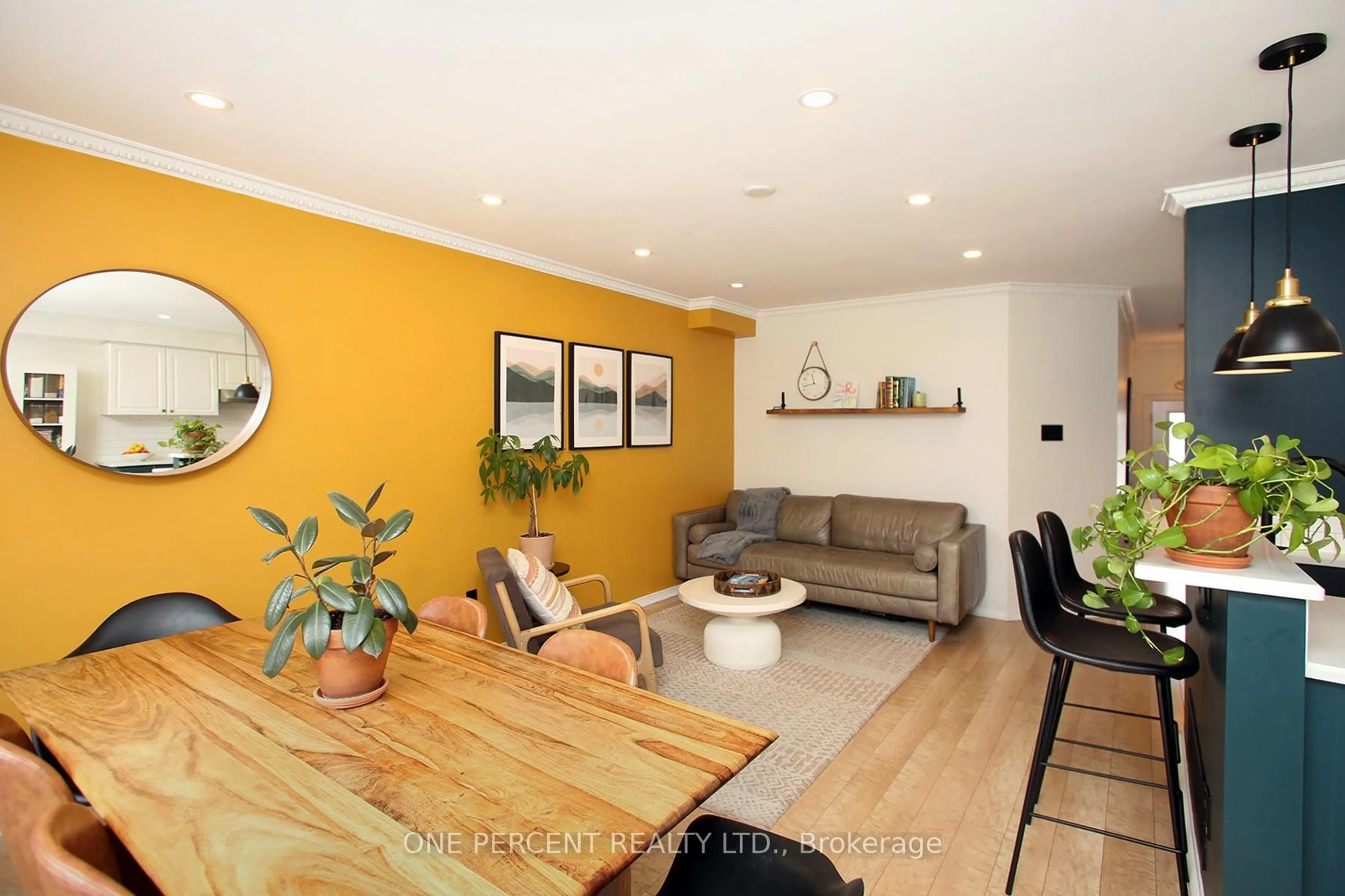 Living room with furniture, wood/laminate floor for 5223 Fairford Cres #55, Mississauga Ontario L5V 2M6