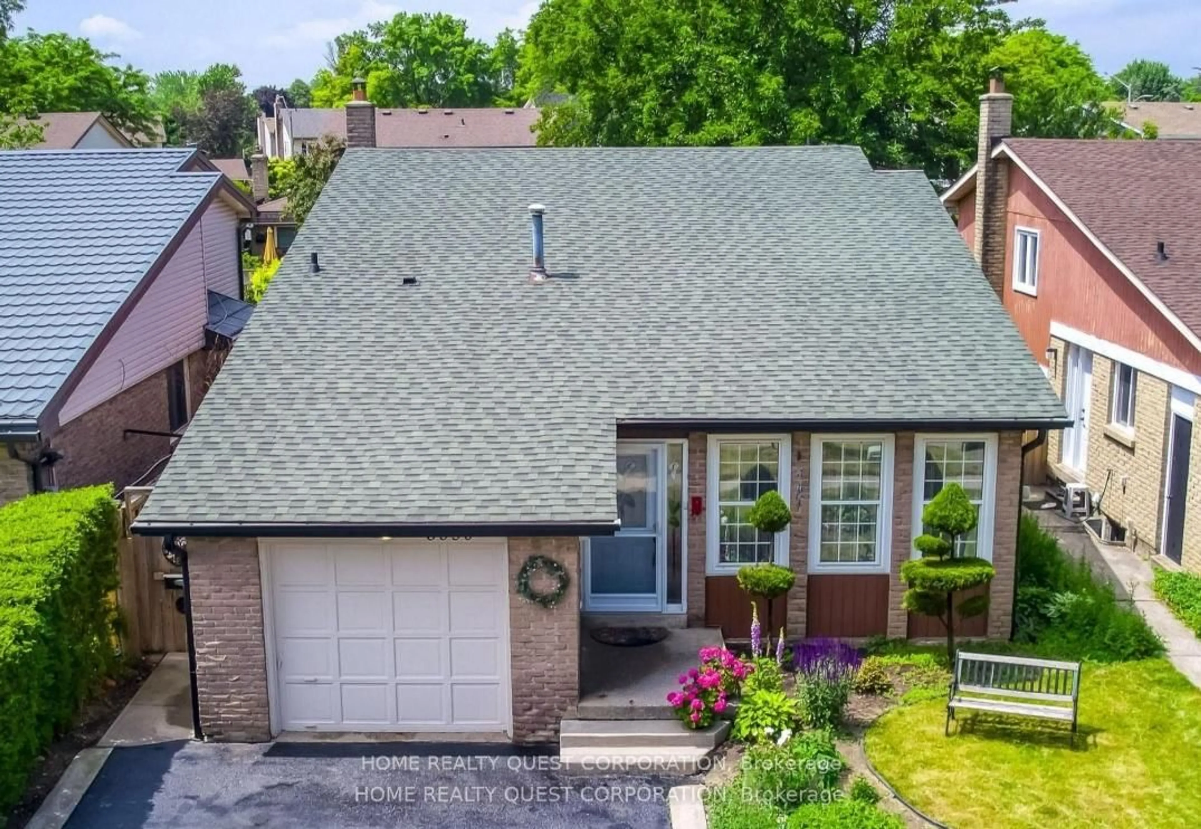 A pic from outside/outdoor area/front of a property/back of a property/a pic from drone, street for 6330 Lorca Cres, Mississauga Ontario L5N 2J4