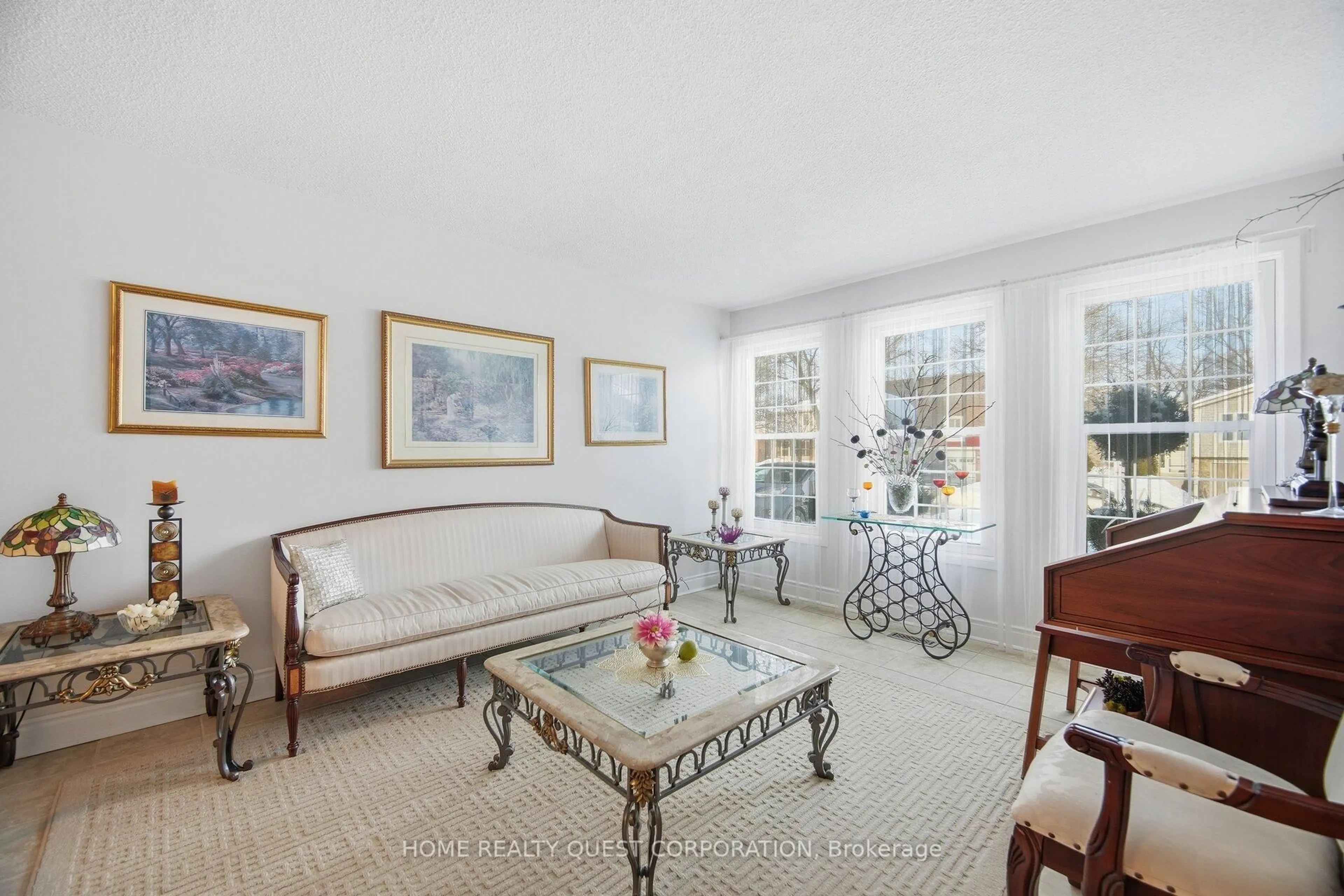 Living room with furniture, unknown for 6330 Lorca Cres, Mississauga Ontario L5N 2J4