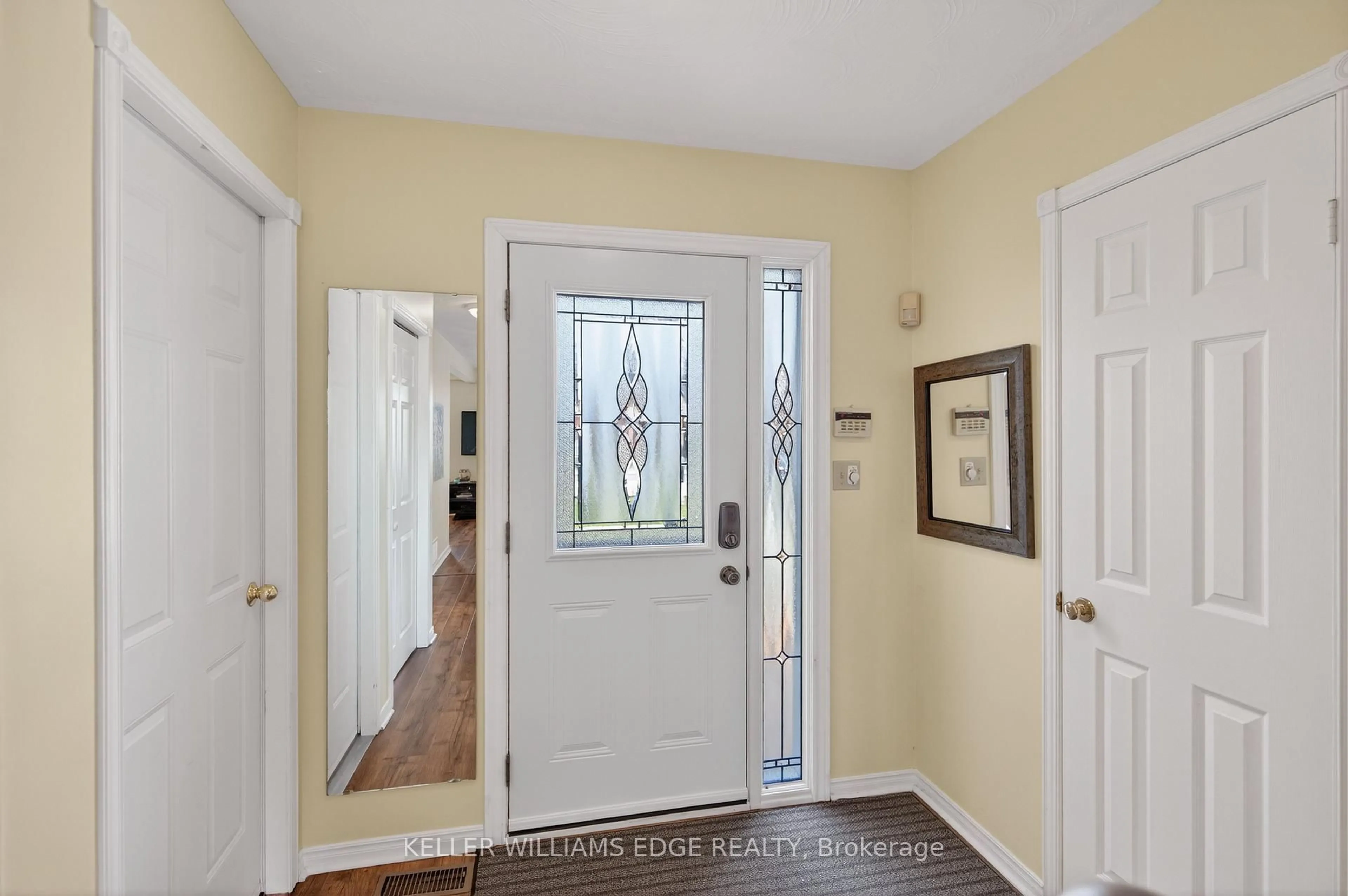 Indoor entryway for 3130 Driftwood Dr, Burlington Ontario L7M 3E1