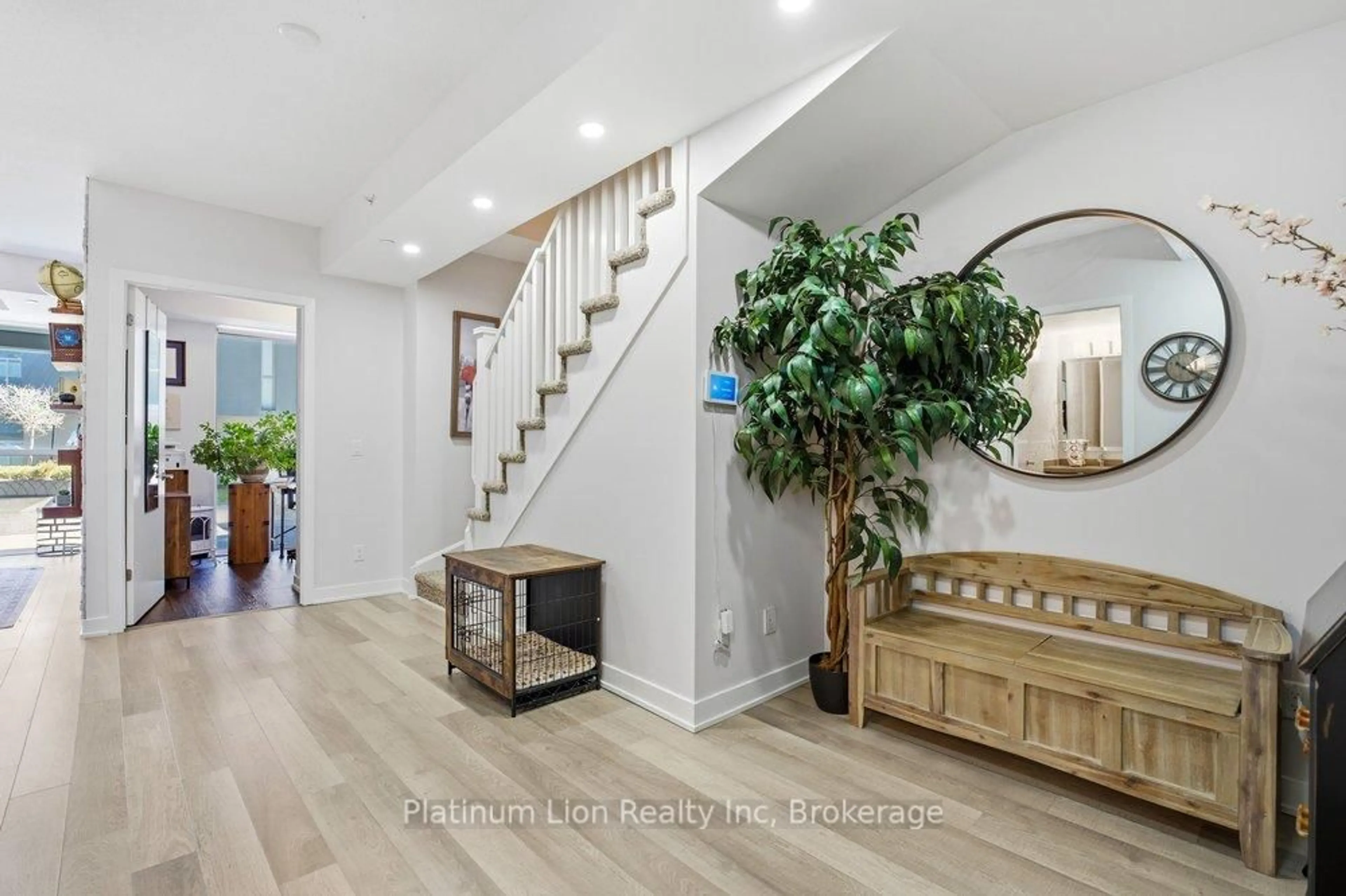 Indoor entryway for 5220 Dundas St #D211, Burlington Ontario L7L 0J4