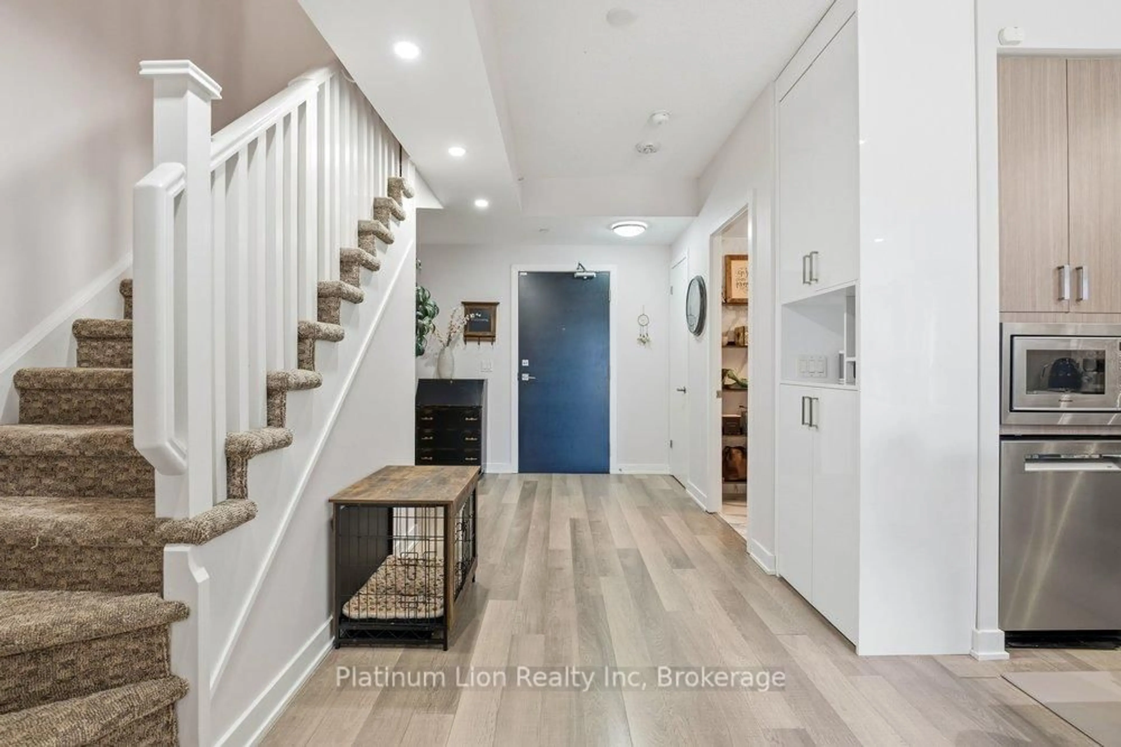 Indoor entryway for 5220 Dundas St #D211, Burlington Ontario L7L 0J4