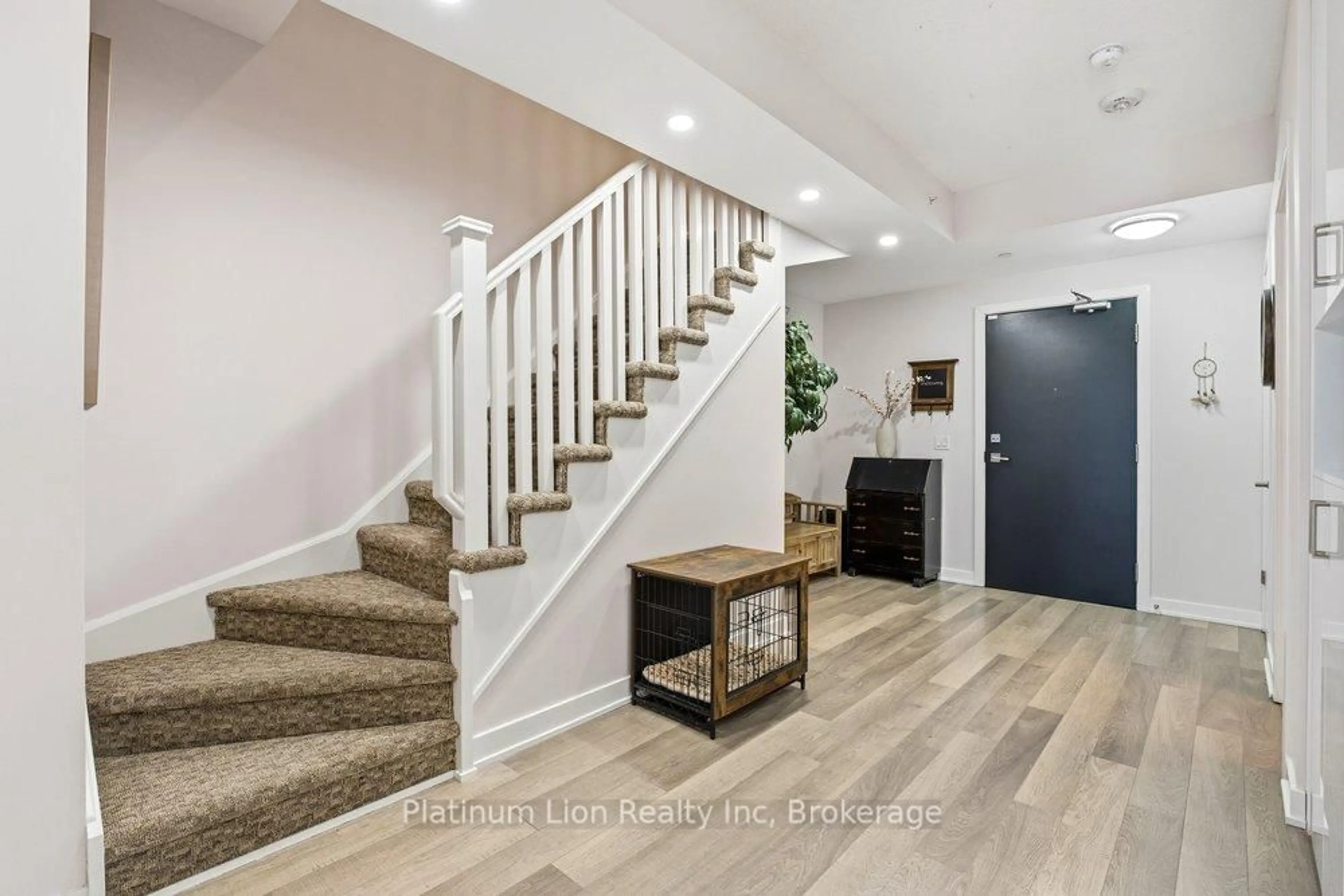 Indoor entryway for 5220 Dundas St #D211, Burlington Ontario L7L 0J4