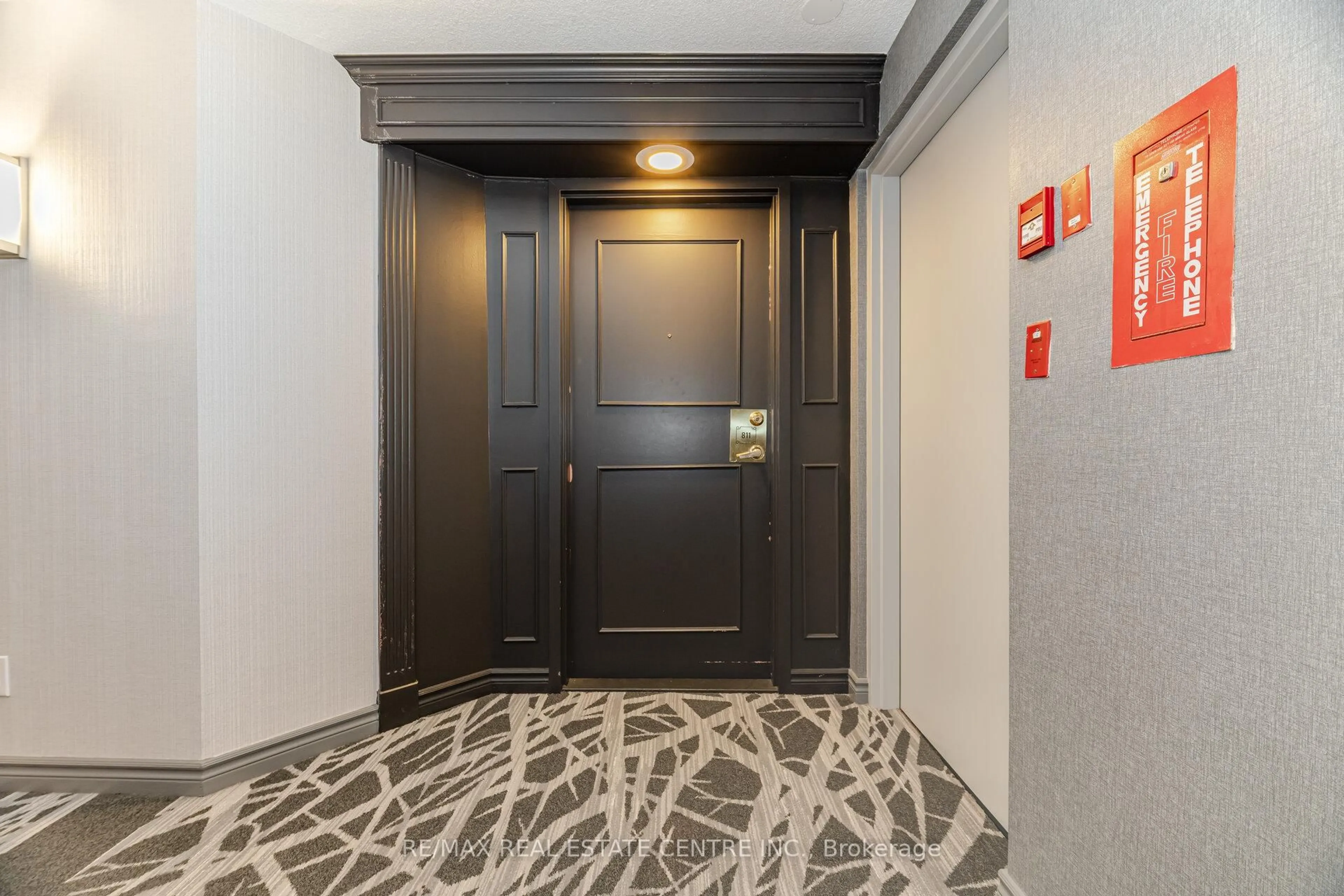 Indoor foyer for 115 Hillcrest Ave #811, Mississauga Ontario L5B 3Y9