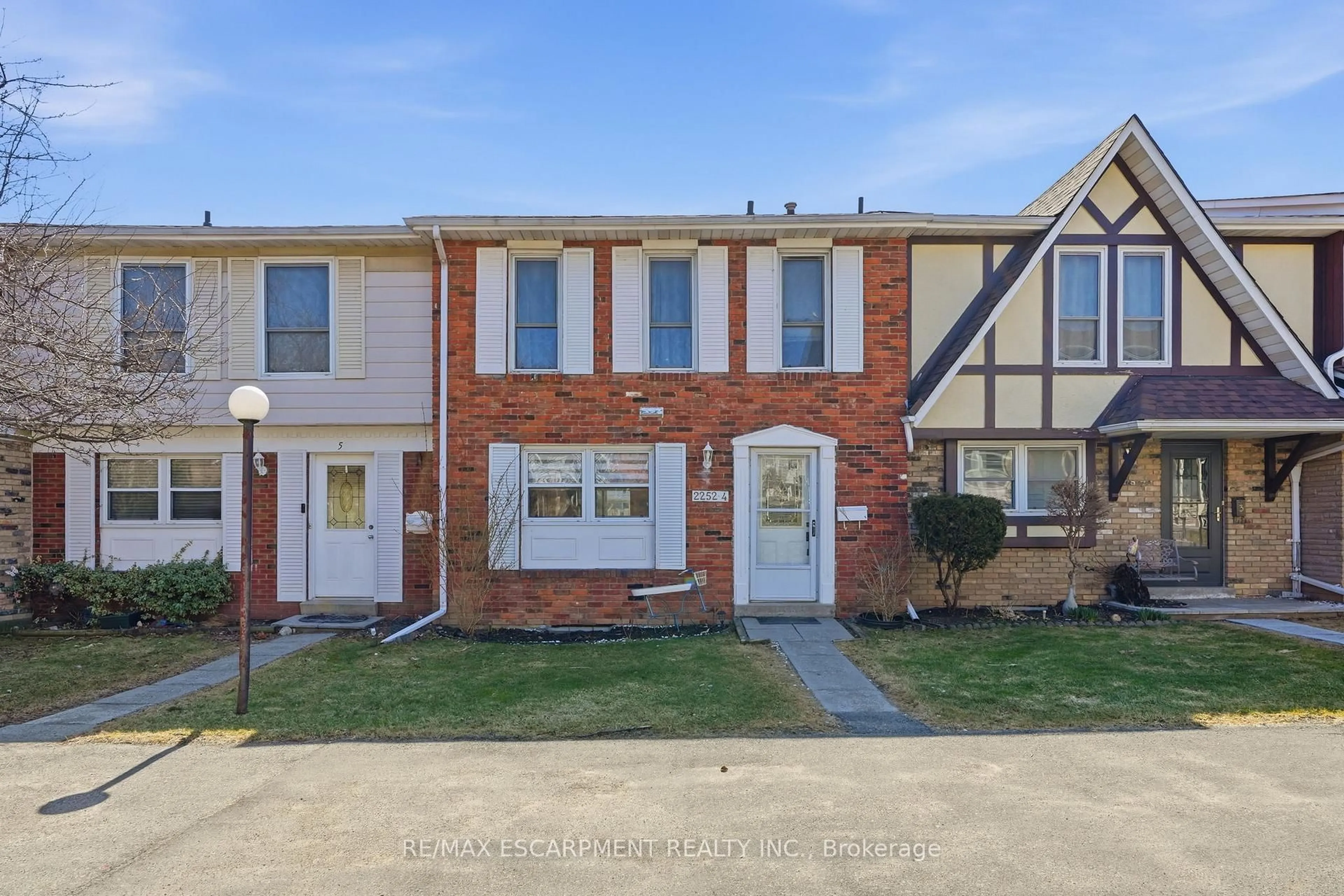 Home with brick exterior material, street for 2252 Upper Middle Rd #4, Burlington Ontario L7P 2Z9