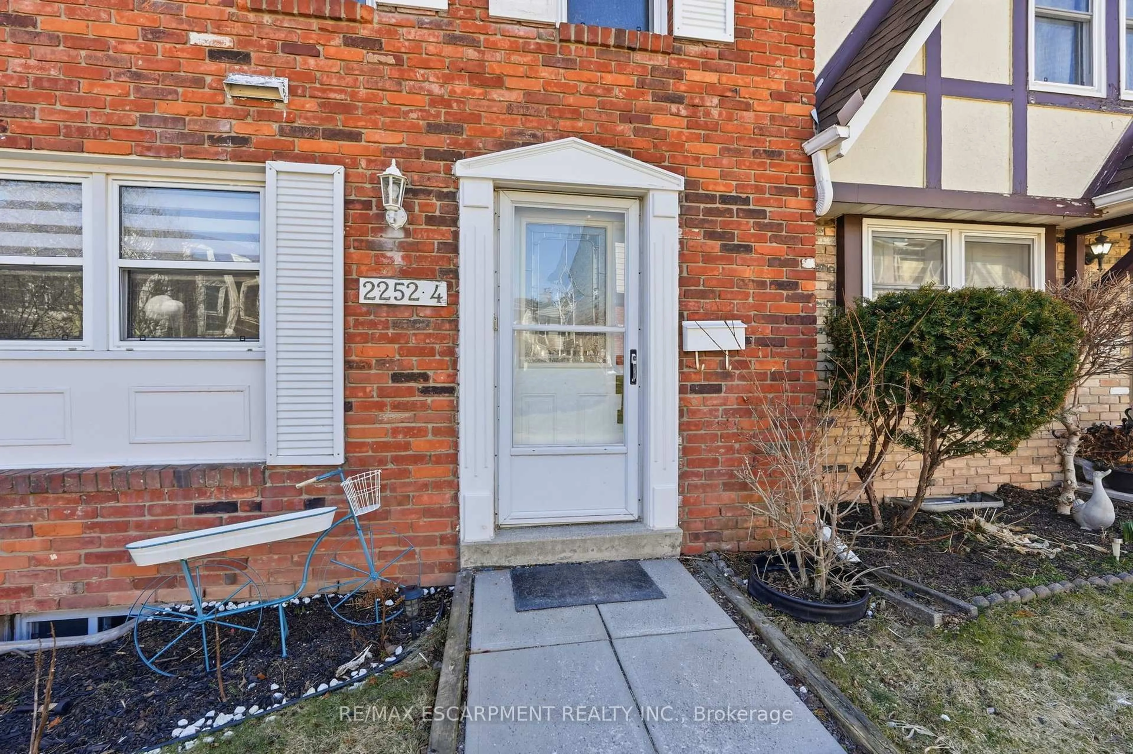 Indoor entryway for 2252 Upper Middle Rd #4, Burlington Ontario L7P 2Z9