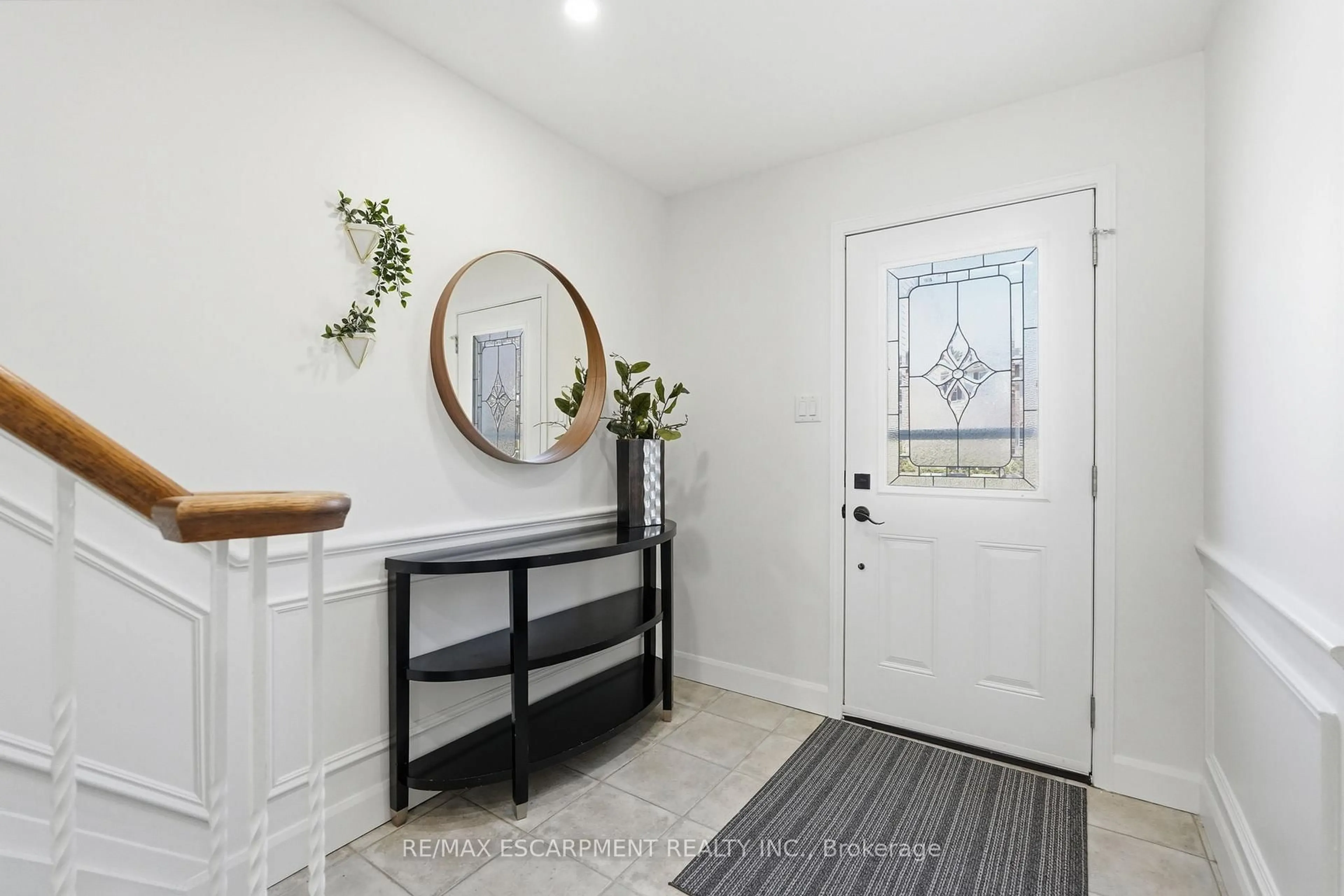 Indoor entryway for 2252 Upper Middle Rd #4, Burlington Ontario L7P 2Z9
