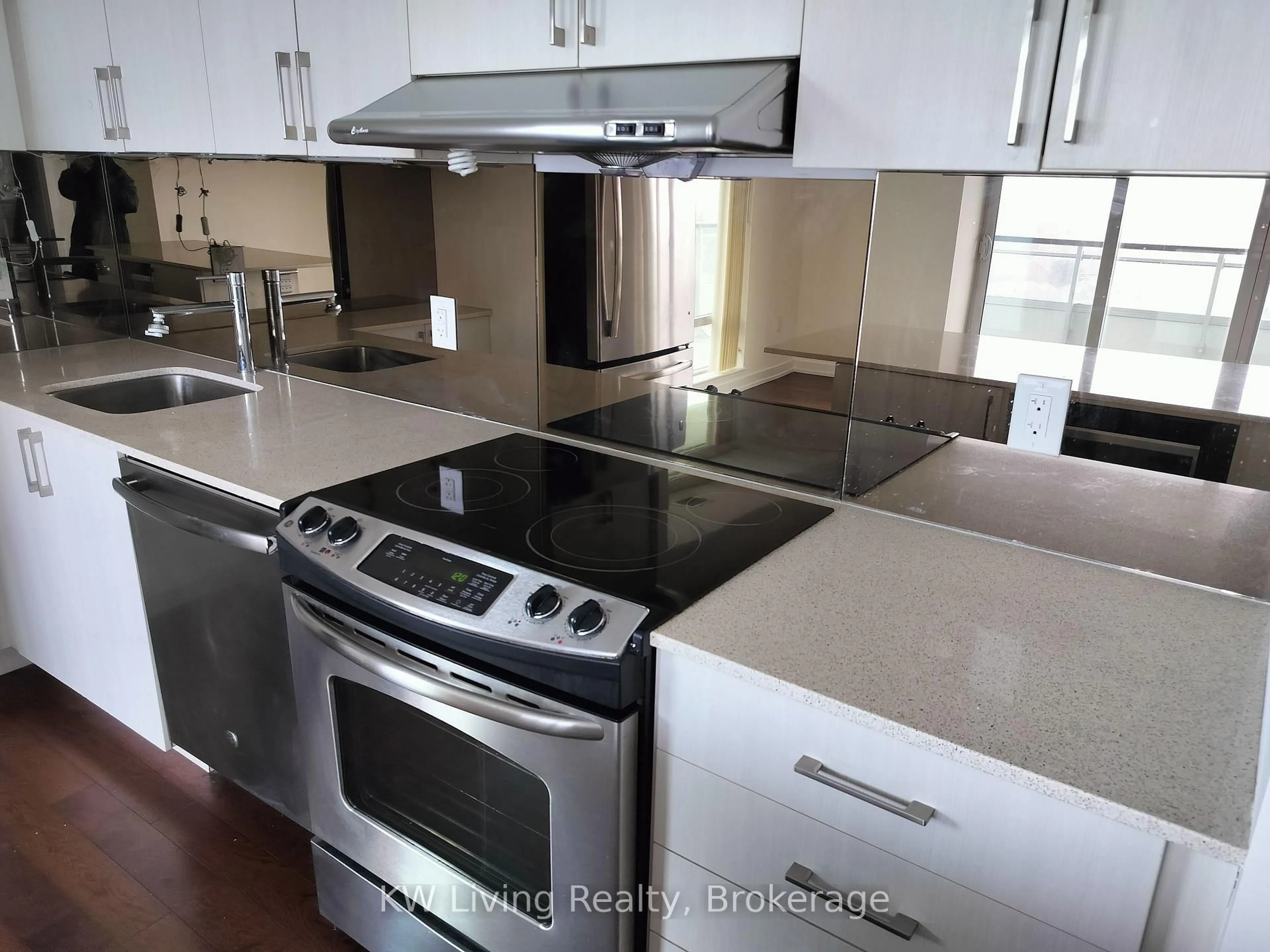 Standard kitchen, ceramic/tile floor for 2560 Eglinton Ave #805, Mississauga Ontario L5M 0Y3