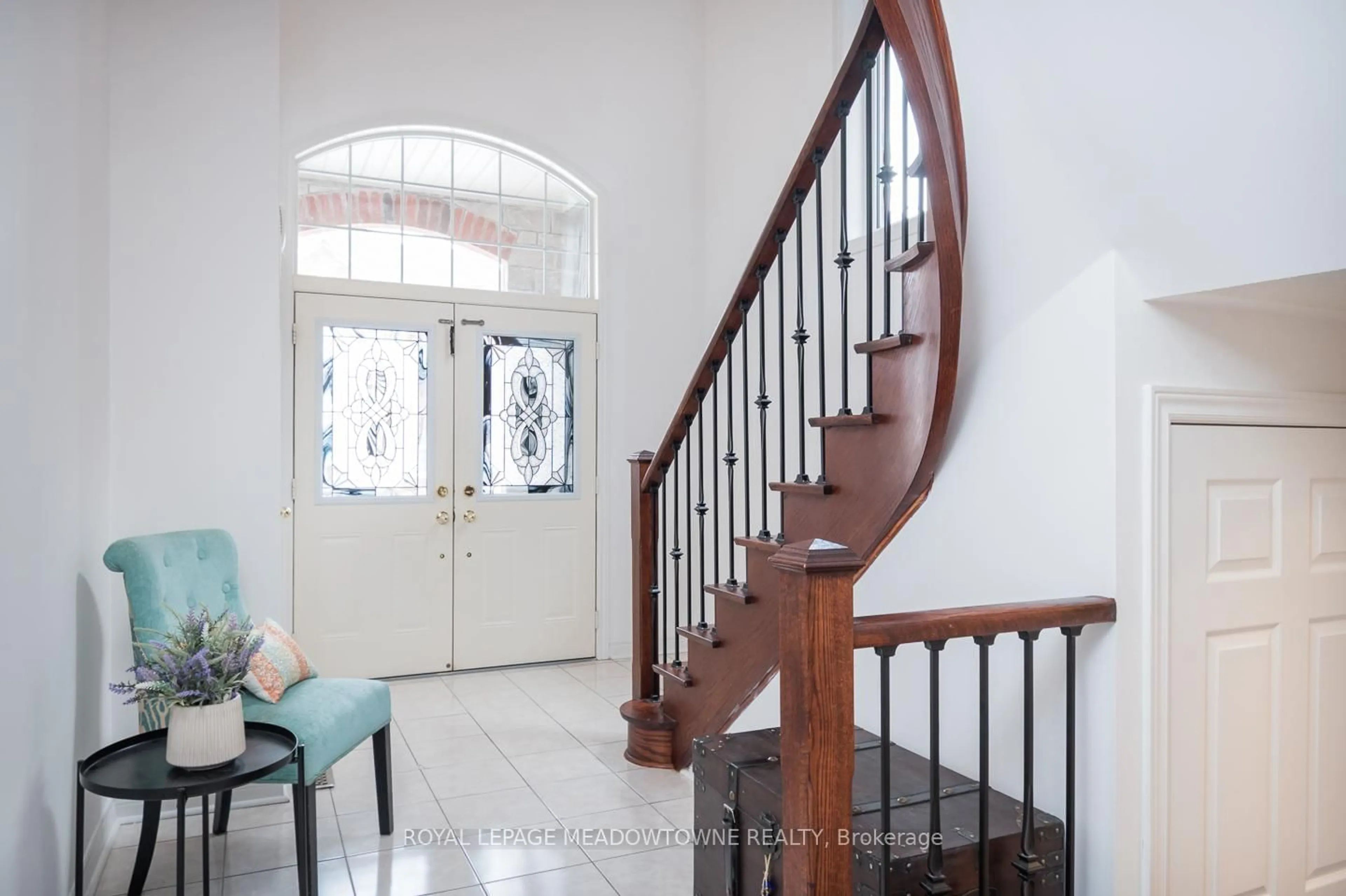 Indoor foyer for 471 Ollerenshaw Pt, Milton Ontario L9T 8P7